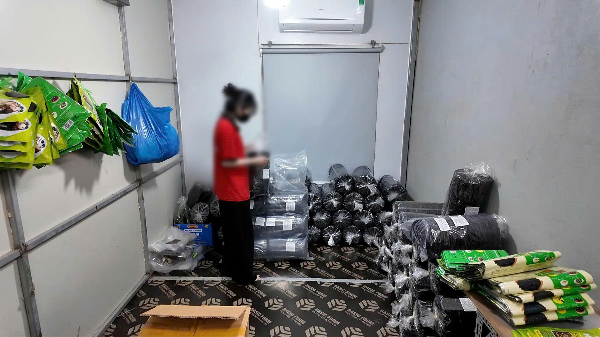 Khám xét đồng loạt trụ sở và kho hàng Công ty DANA FOOD, bắt vợ chồng Giám đốc Đỗ Thị Thùy Trang SN 2000- Ảnh 2.