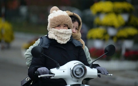 Không khí lạnh cực mạnh bao phủ miền Bắc ngay sát Tết, trời rét buốt đến khi nào?- Ảnh 1.