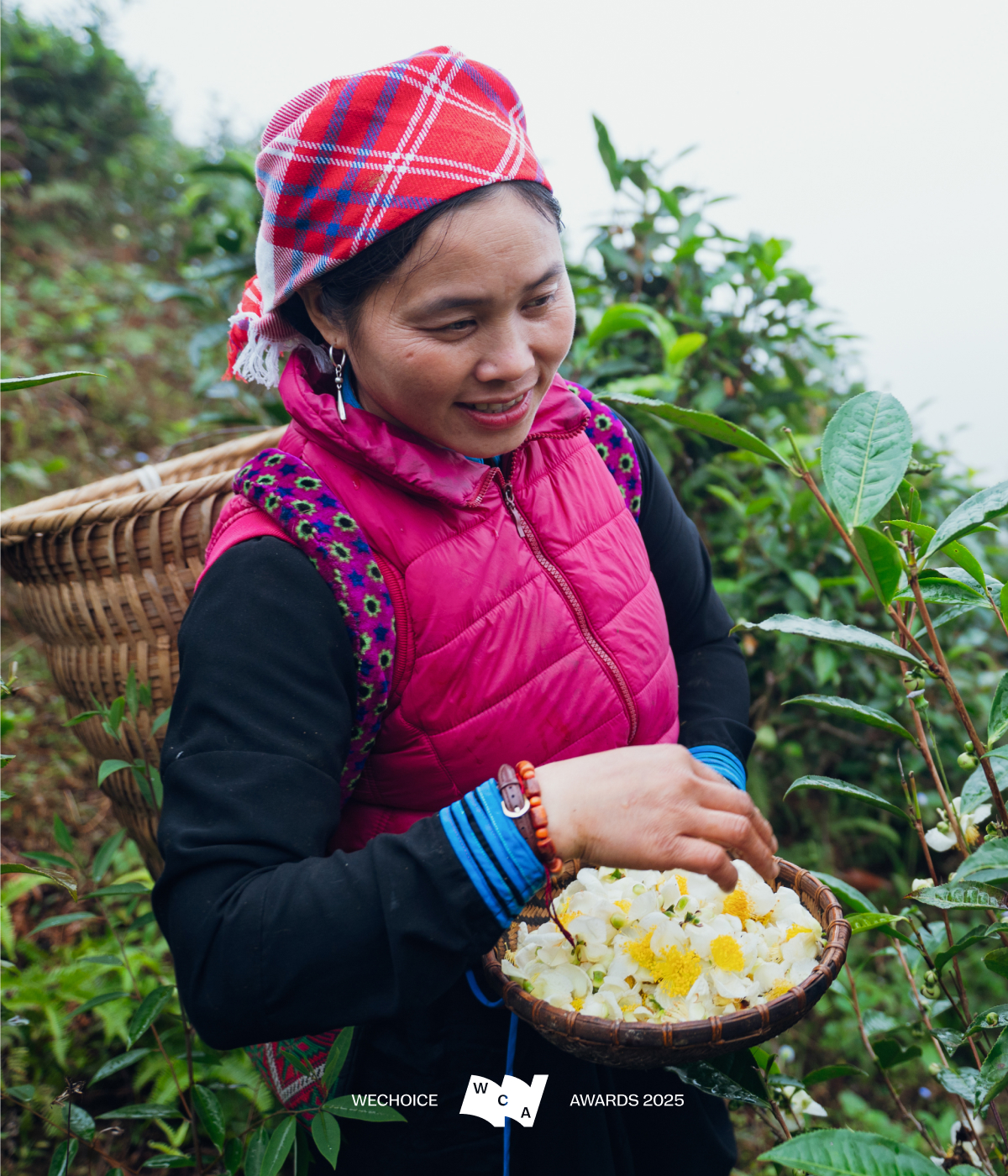 Chị V&agrave;ng Thị Th&ocirc;ng - người phụ nữ hạnh ph&uacute;c nhất Gala WeChoice: C&oacute; cả gia đ&igrave;nh đồng h&agrave;nh &ldquo;xuống xu&ocirc;i&rdquo;, được chồng thả tim li&ecirc;n tục- Ảnh 1.