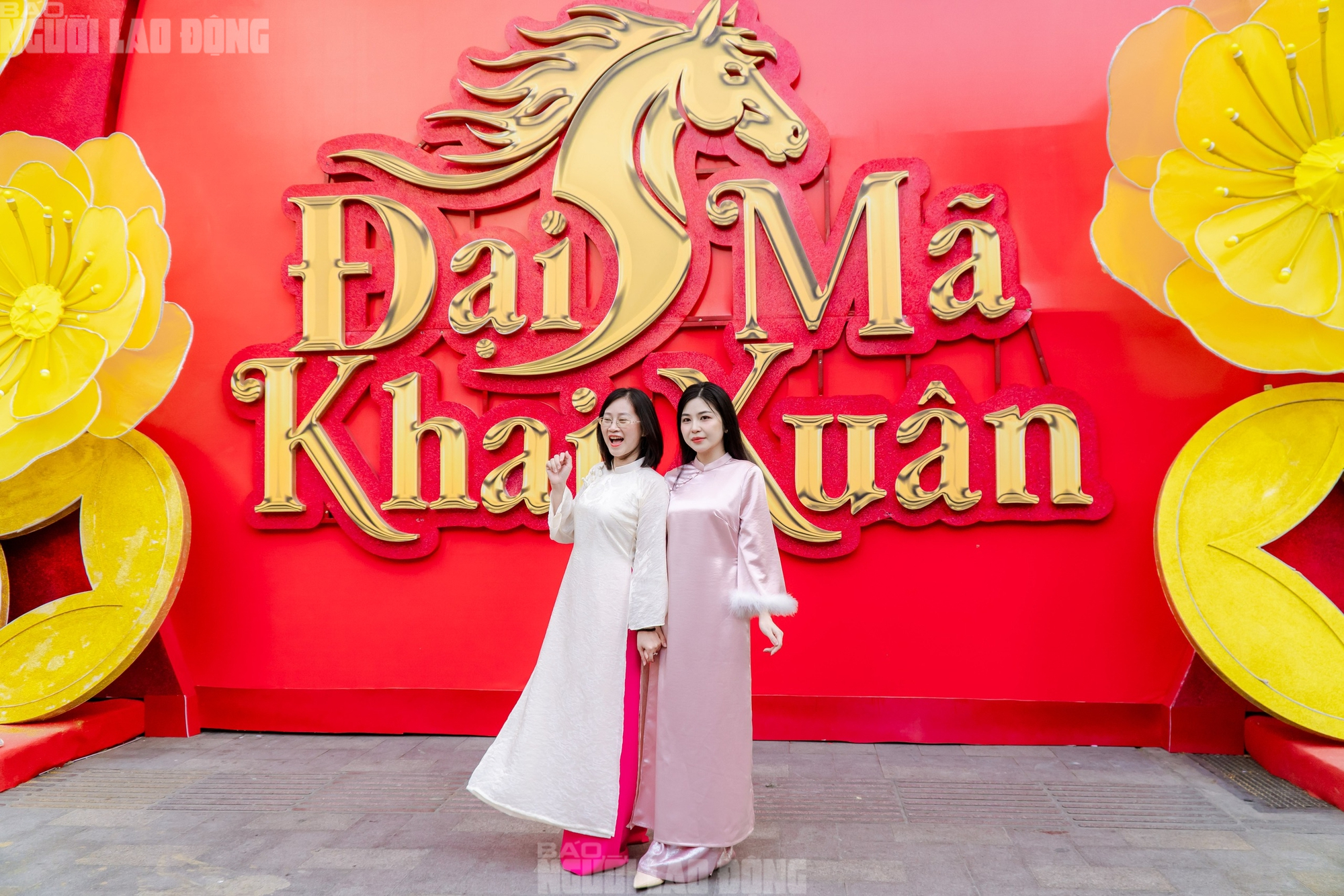 VIDEO: Những điểm "check-in" linh vật ngựa tại trung t&acirc;m TPHCM dịp Tết B&iacute;nh Ngọ- Ảnh 1.