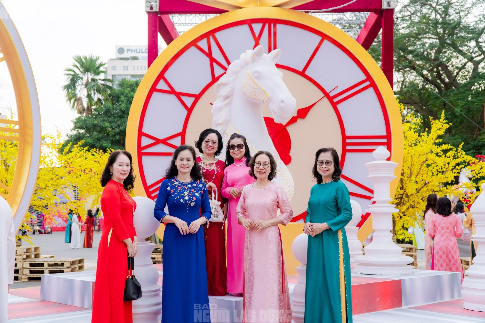 VIDEO: Những điểm "check-in" linh vật ngựa tại trung t&acirc;m TPHCM dịp Tết B&iacute;nh Ngọ- Ảnh 2.