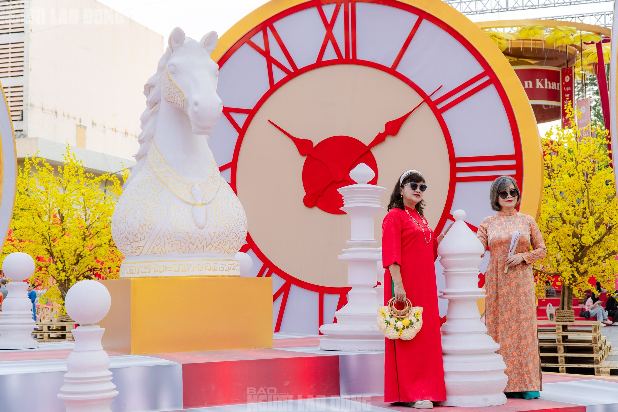 VIDEO: Những điểm "check-in" linh vật ngựa tại trung t&acirc;m TPHCM dịp Tết B&iacute;nh Ngọ- Ảnh 3.