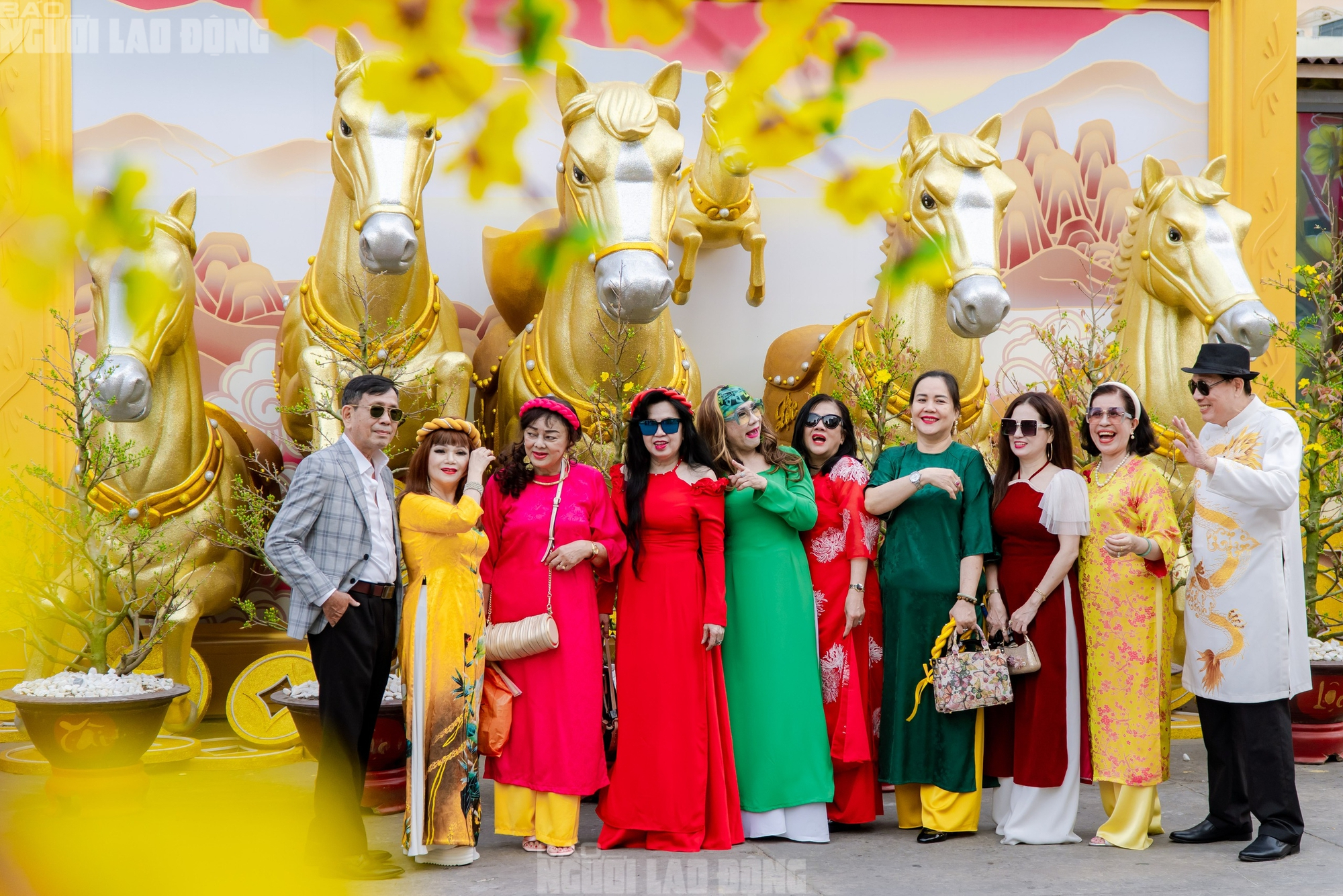 VIDEO: Những điểm "check-in" linh vật ngựa tại trung t&acirc;m TPHCM dịp Tết B&iacute;nh Ngọ- Ảnh 5.