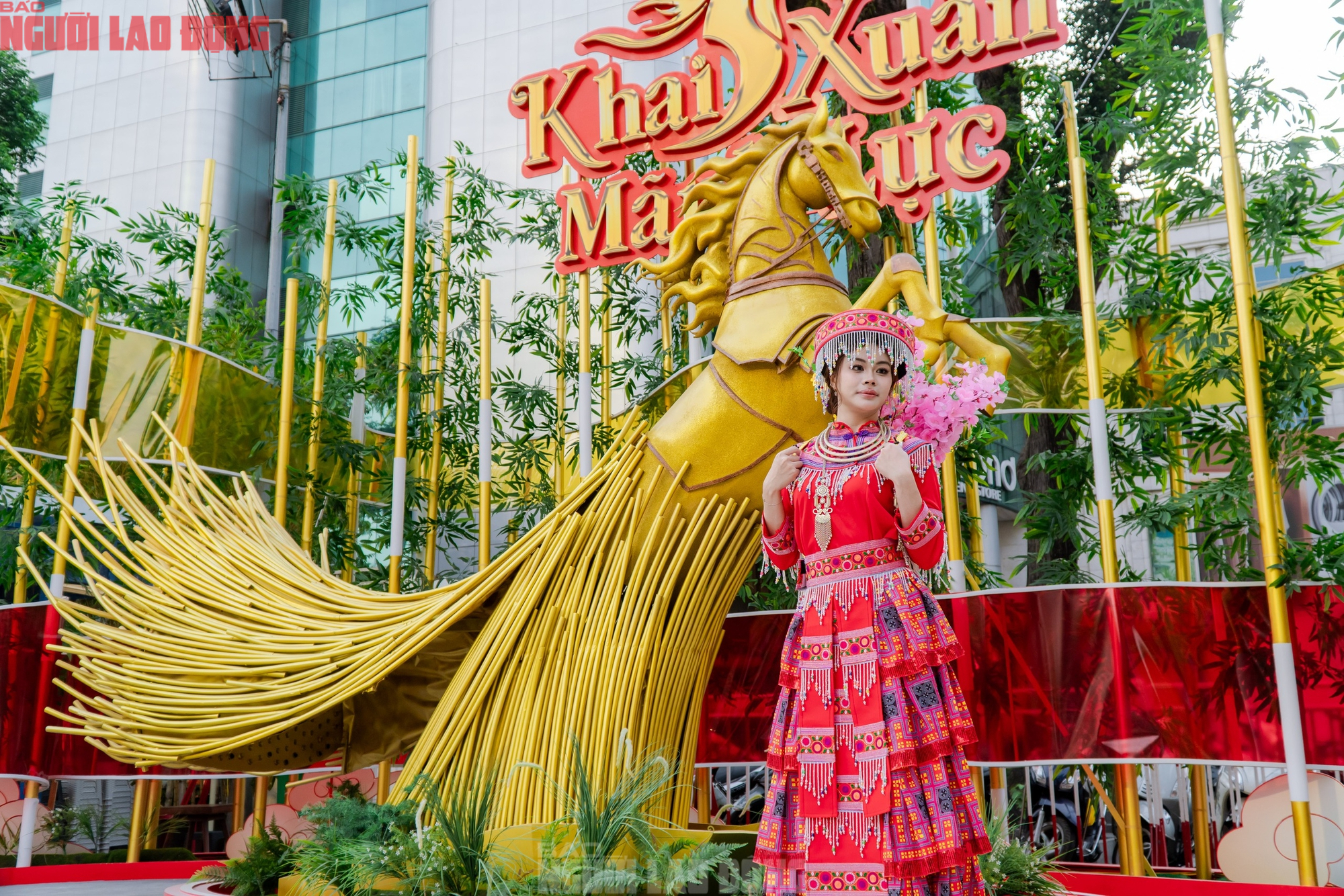 VIDEO: Những điểm "check-in" linh vật ngựa tại trung t&acirc;m TPHCM dịp Tết B&iacute;nh Ngọ- Ảnh 6.