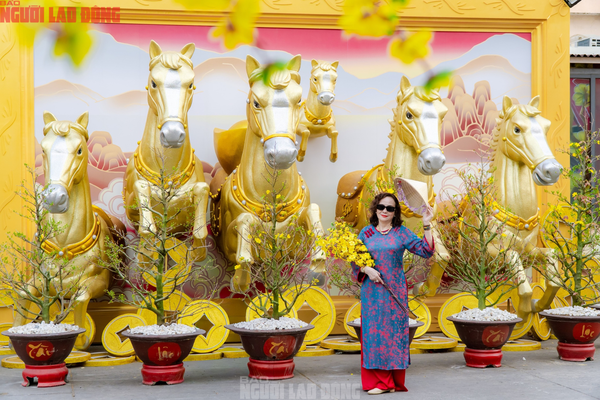 VIDEO: Những điểm "check-in" linh vật ngựa tại trung t&acirc;m TPHCM dịp Tết B&iacute;nh Ngọ- Ảnh 7.