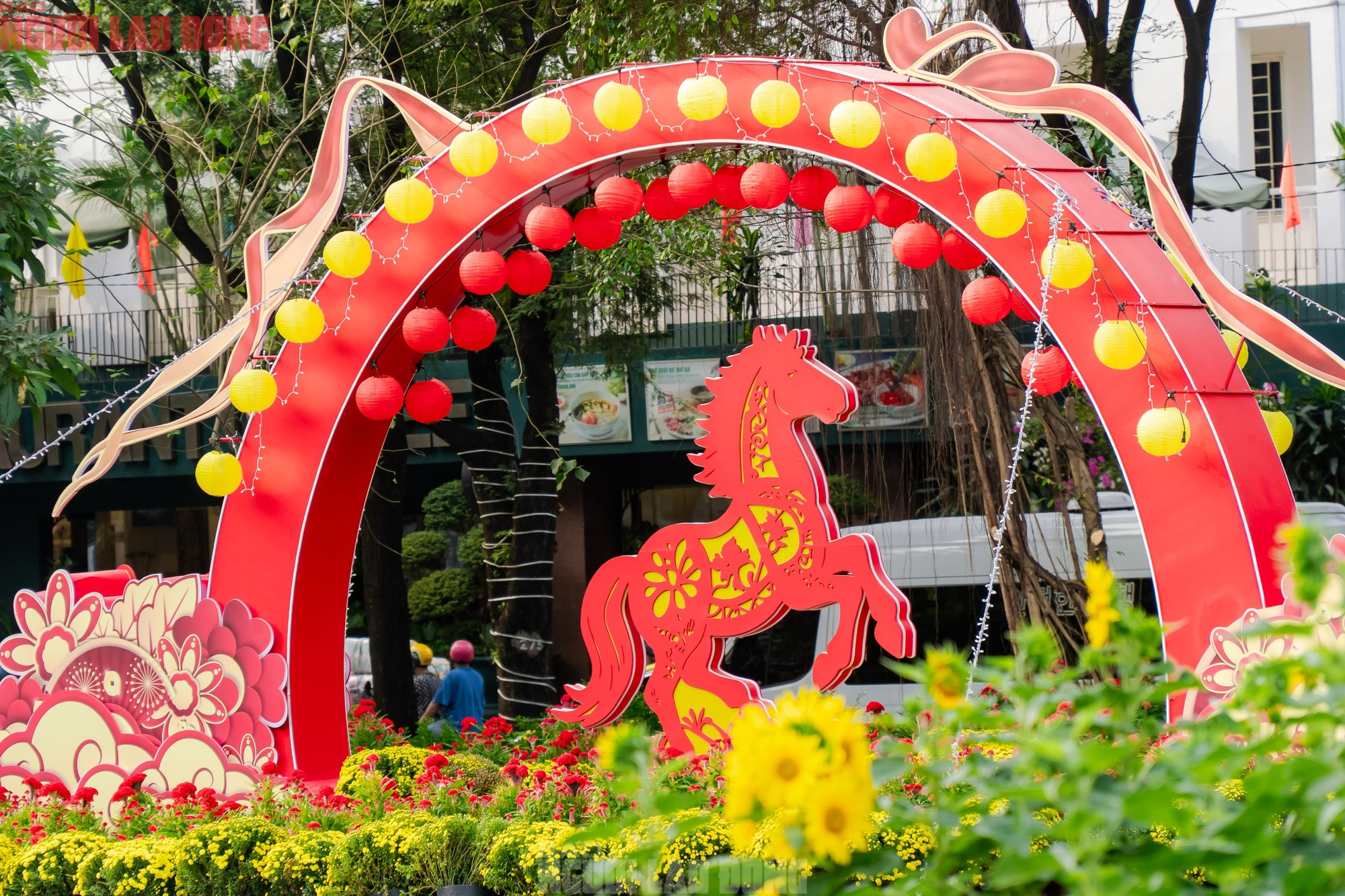 VIDEO: Những điểm "check-in" linh vật ngựa tại trung t&acirc;m TPHCM dịp Tết B&iacute;nh Ngọ- Ảnh 11.