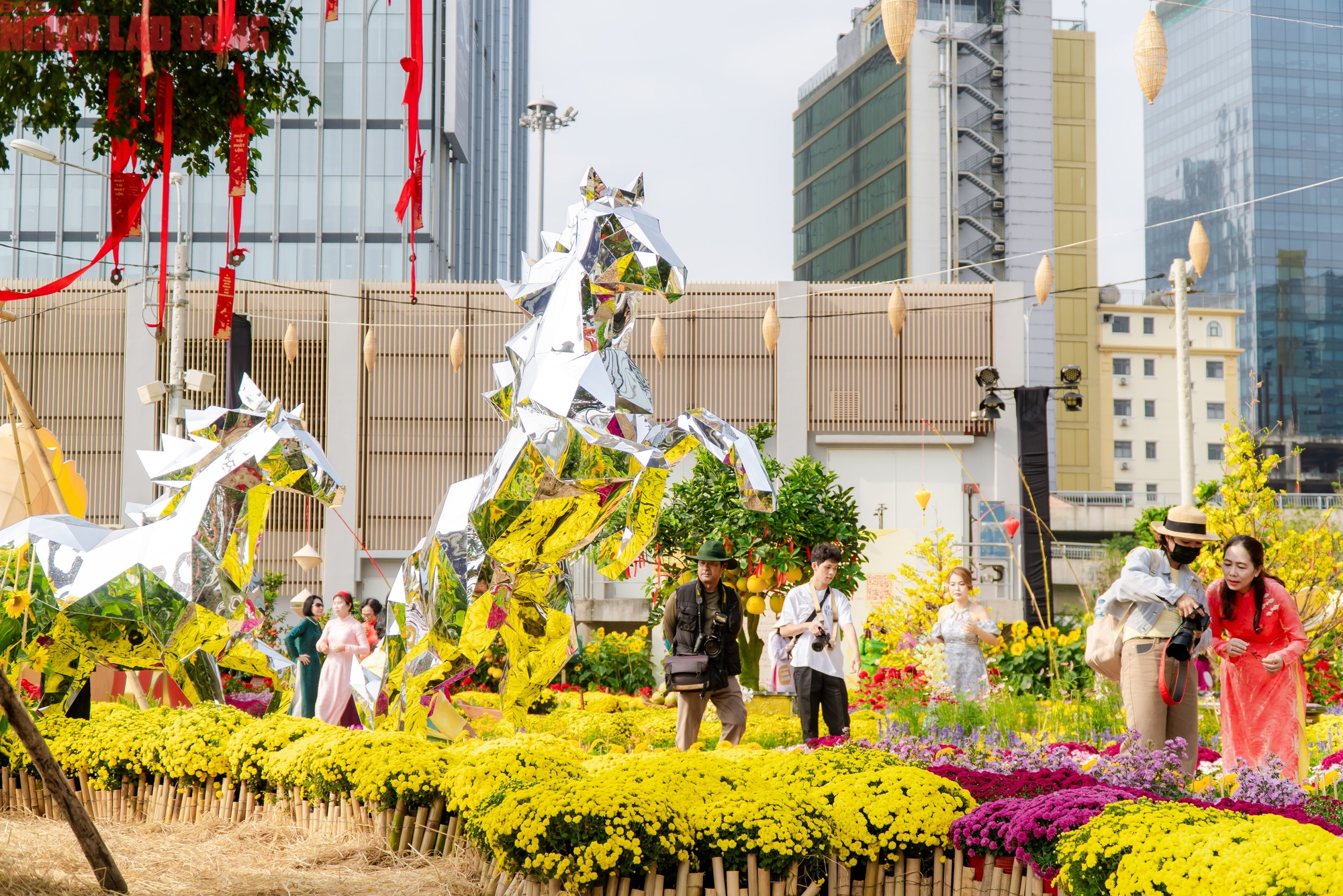 VIDEO: Những điểm "check-in" linh vật ngựa tại trung t&acirc;m TPHCM dịp Tết B&iacute;nh Ngọ- Ảnh 15.
