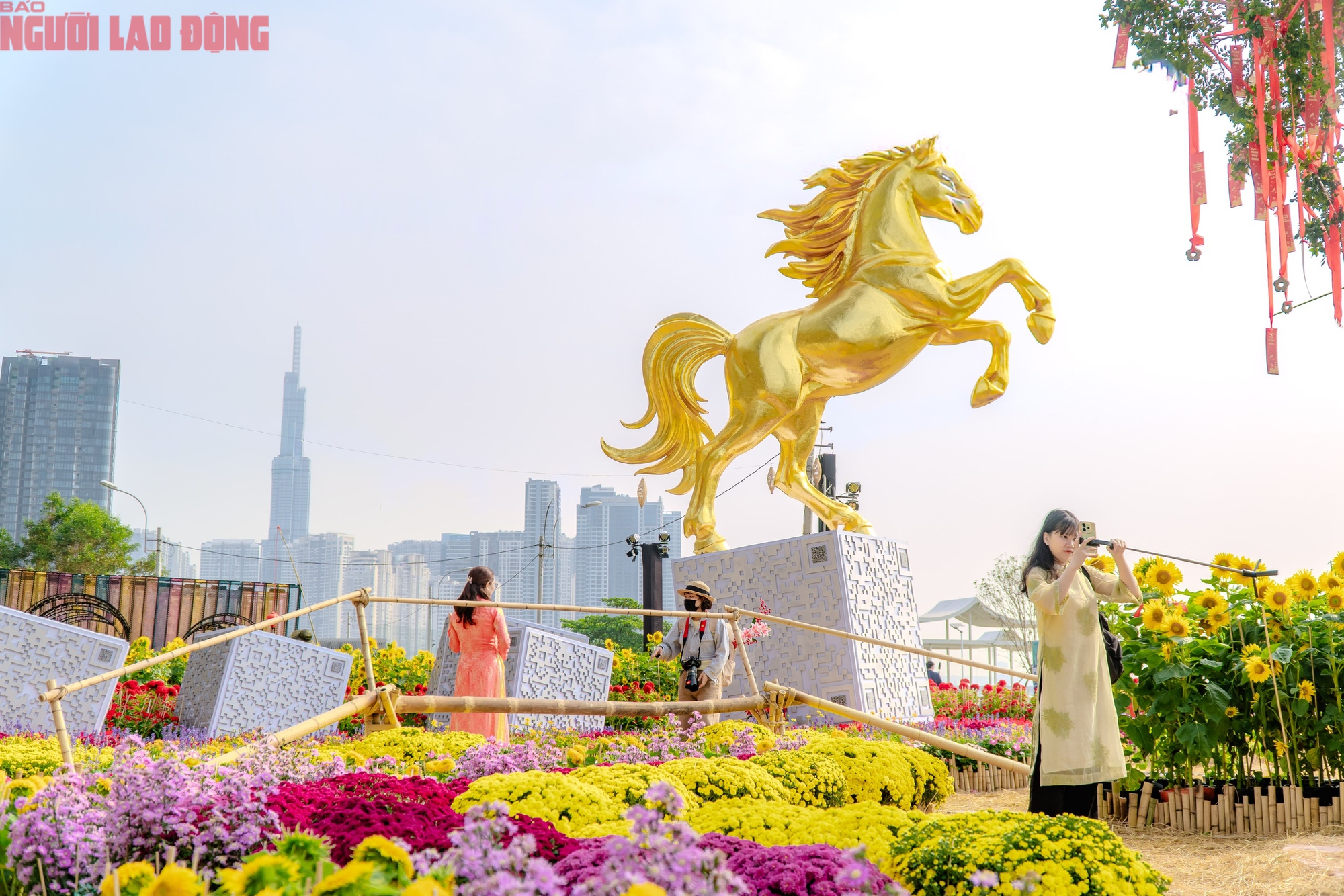 VIDEO: Những điểm "check-in" linh vật ngựa tại trung t&acirc;m TPHCM dịp Tết B&iacute;nh Ngọ- Ảnh 16.