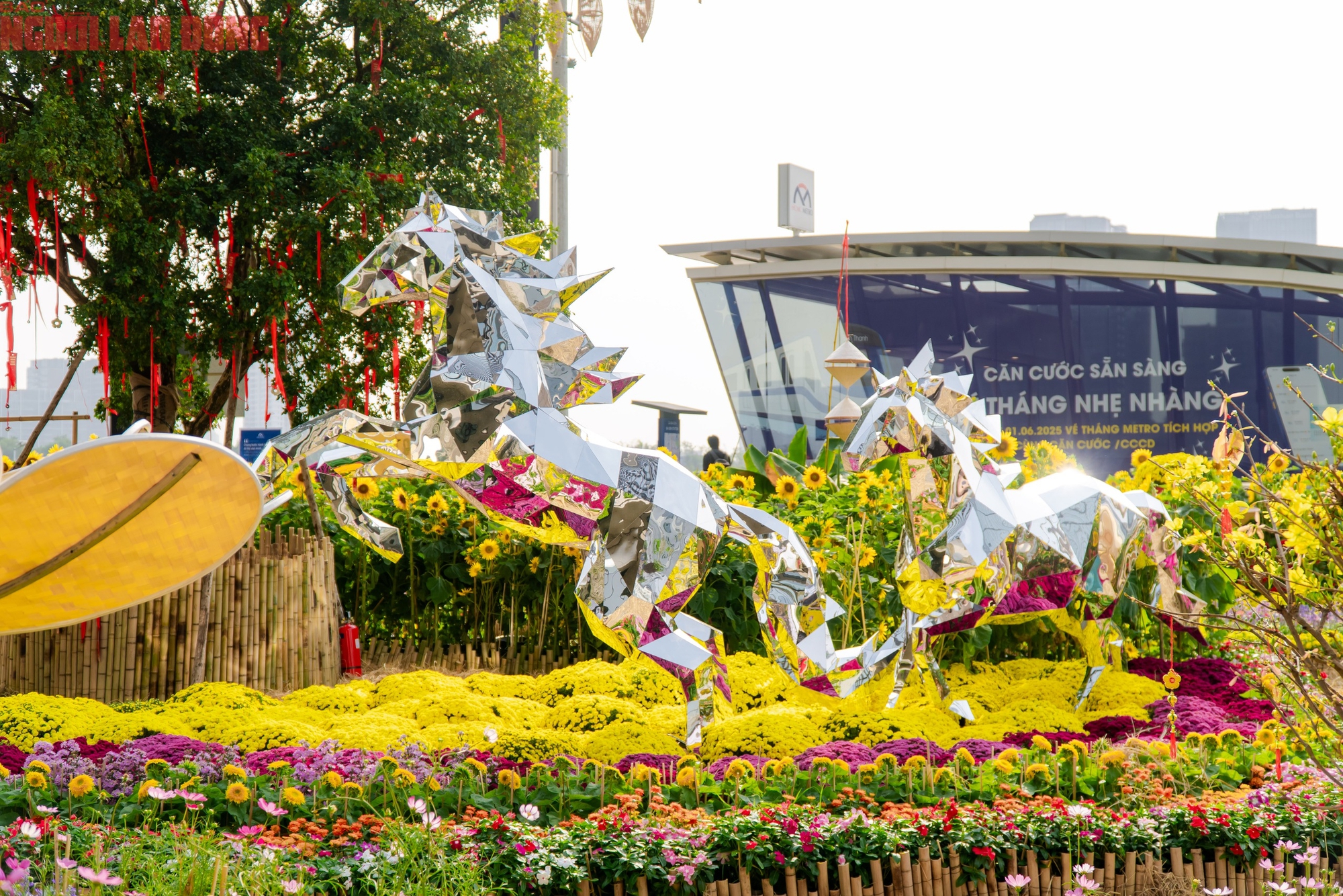 VIDEO: Những điểm "check-in" linh vật ngựa tại trung t&acirc;m TPHCM dịp Tết B&iacute;nh Ngọ- Ảnh 17.