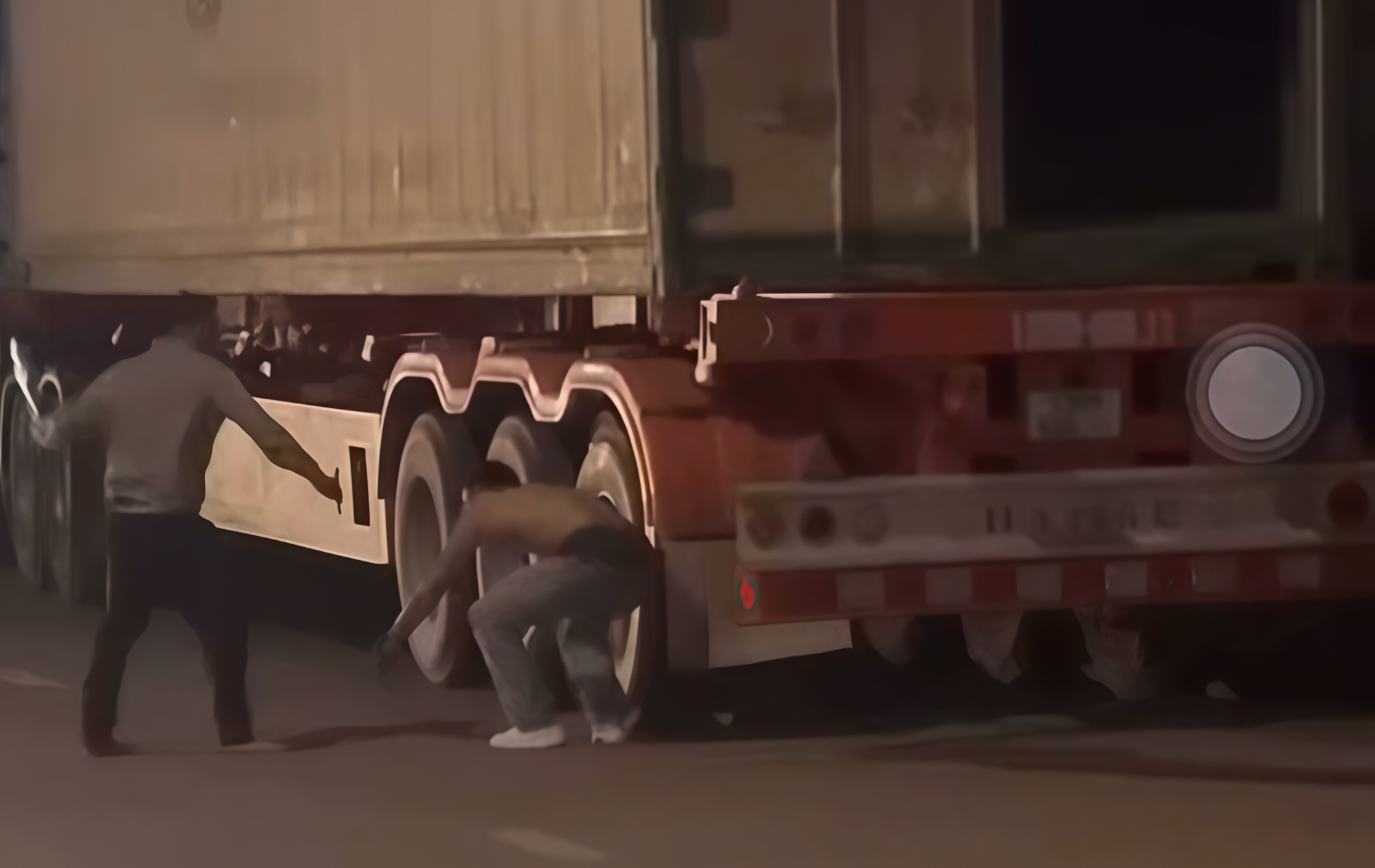 Người đ&agrave;n &ocirc;ng bị đ&aacute;nh gục ở khu vực Cửa khẩu quốc tế Cha Lo- Ảnh 1.