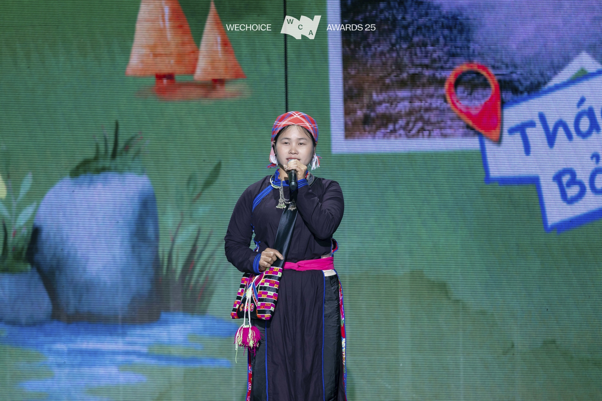 Chị V&agrave;ng Thị Th&ocirc;ng - người phụ nữ hạnh ph&uacute;c nhất Gala WeChoice: C&oacute; cả gia đ&igrave;nh đồng h&agrave;nh &ldquo;xuống xu&ocirc;i&rdquo;, được chồng thả tim li&ecirc;n tục- Ảnh 8.