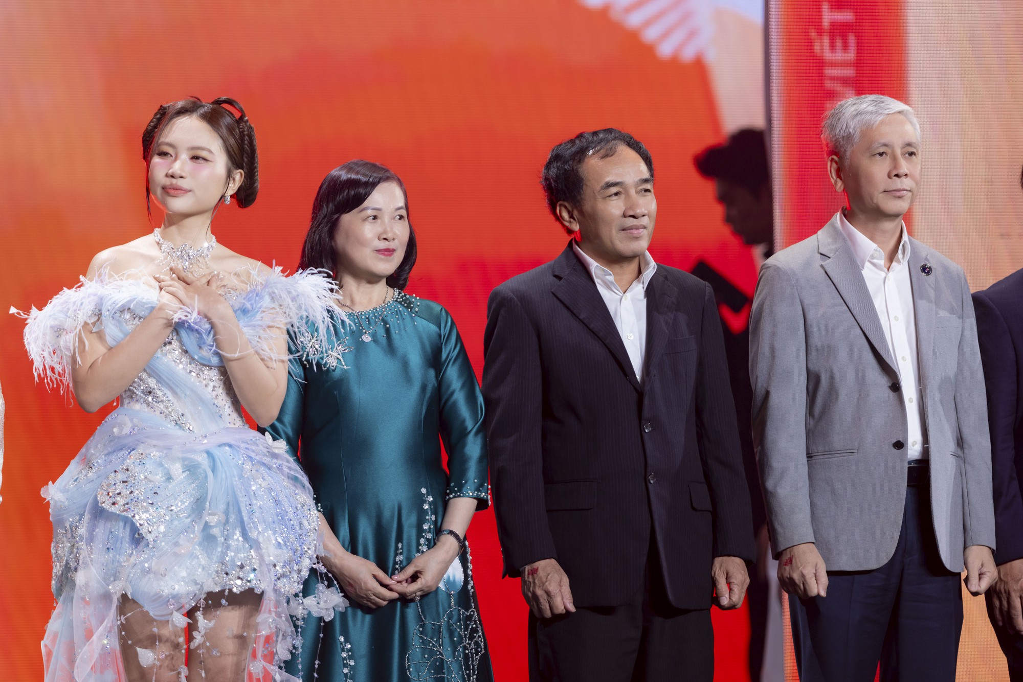 Trọn vẹn trường đoạn x&uacute;c động nhất tại Gala WeChoice 2025: Lần đầu ti&ecirc;n, c&acirc;u chuyện của 21 đề cử Truyền cảm hứng được kể theo c&aacute;ch n&agrave;y!- Ảnh 22.