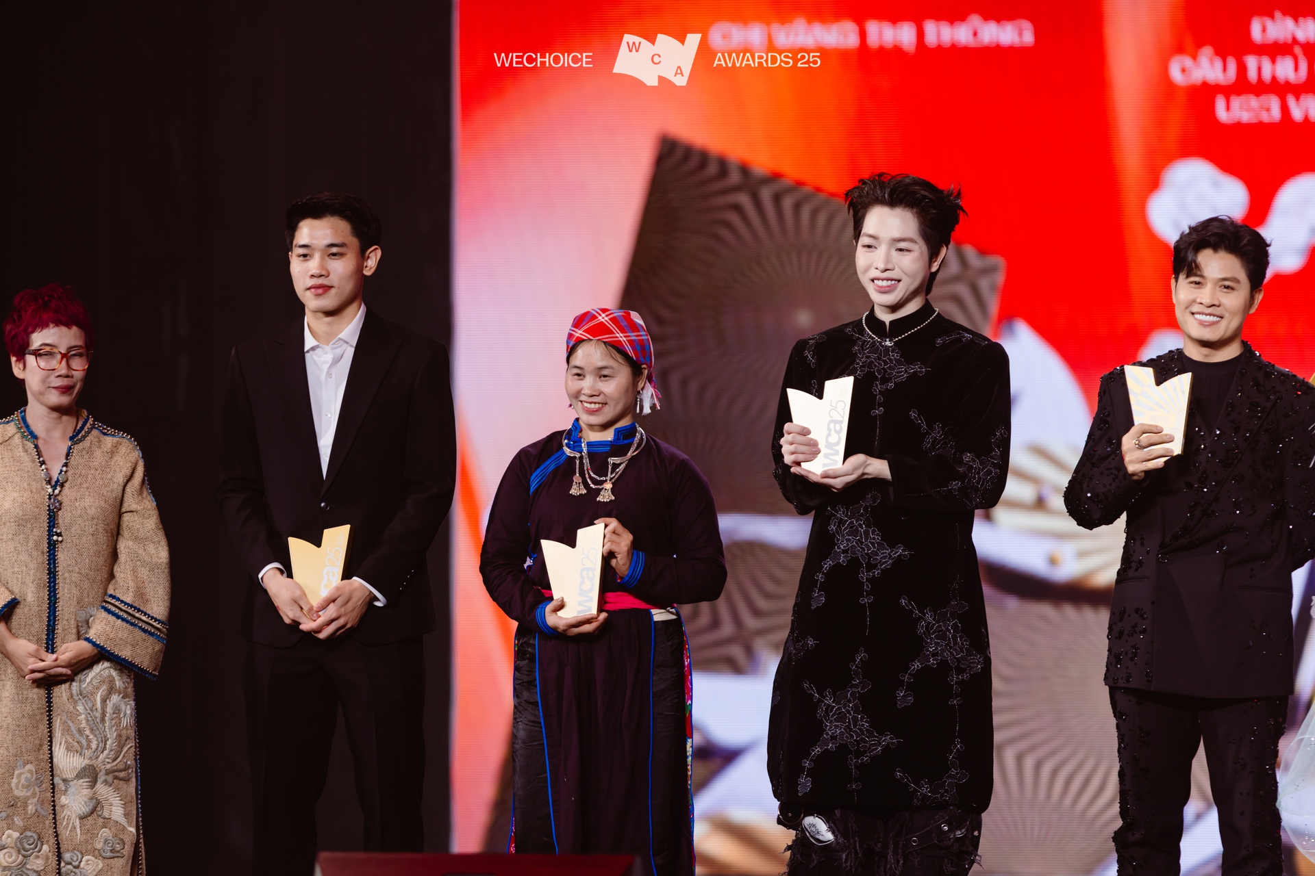 Chị V&agrave;ng Thị Th&ocirc;ng - người phụ nữ hạnh ph&uacute;c nhất Gala WeChoice: C&oacute; cả gia đ&igrave;nh đồng h&agrave;nh &ldquo;xuống xu&ocirc;i&rdquo;, được chồng thả tim li&ecirc;n tục- Ảnh 6.