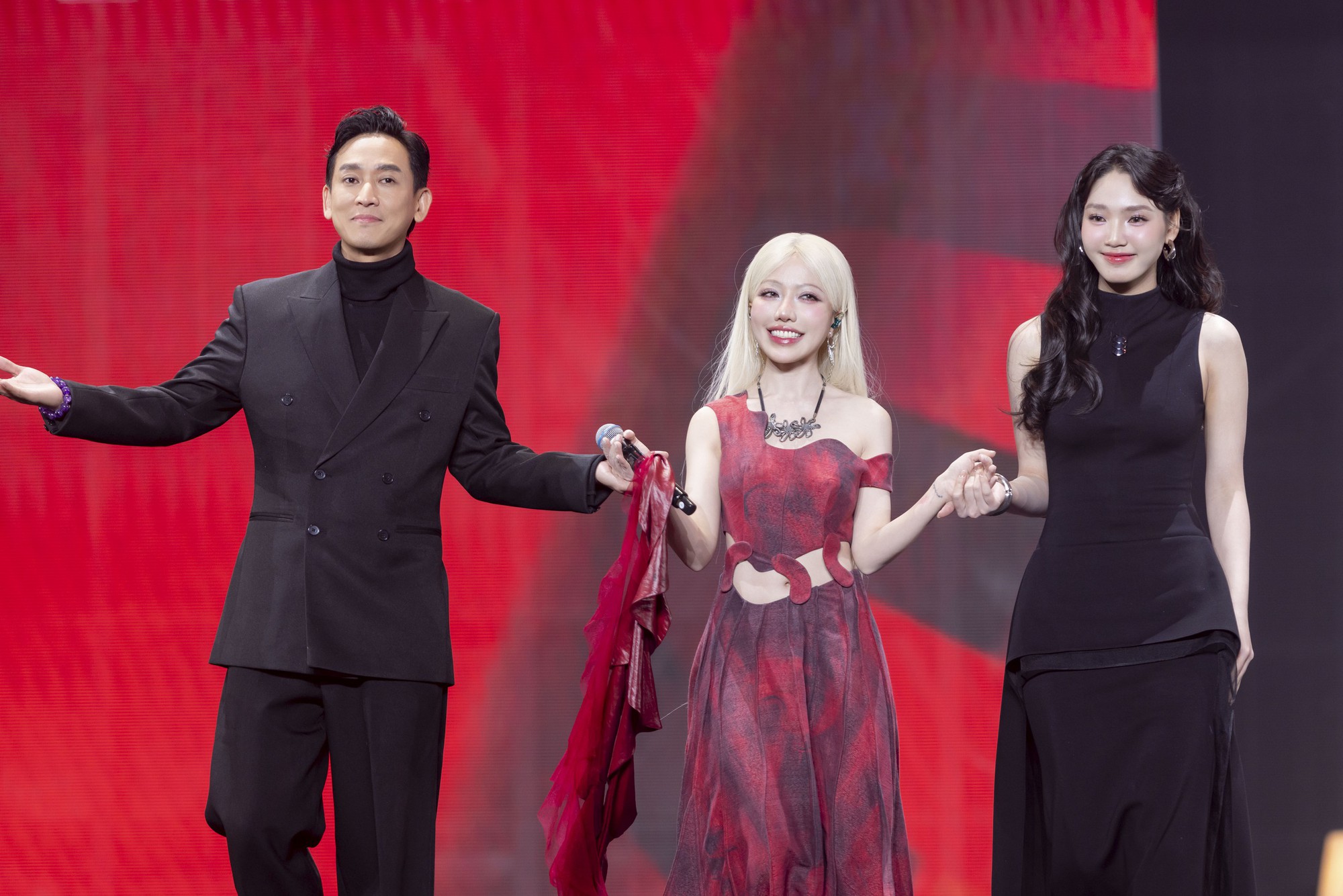 Cặp sao Việt lệch nhau 29 tuổi vẫn đẹp đ&ocirc;i đi&ecirc;n đảo, nh&igrave;n nhau nửa gi&acirc;y cũng đủ viết 1000 trang ng&ocirc;n t&igrave;nh- Ảnh 4.