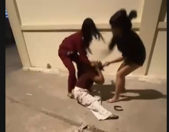 Clip nh&oacute;m người h&agrave;nh hung nữ học sinh trung học ở H&oacute;c M&ocirc;n g&acirc;y bức x&uacute;c- Ảnh 1.