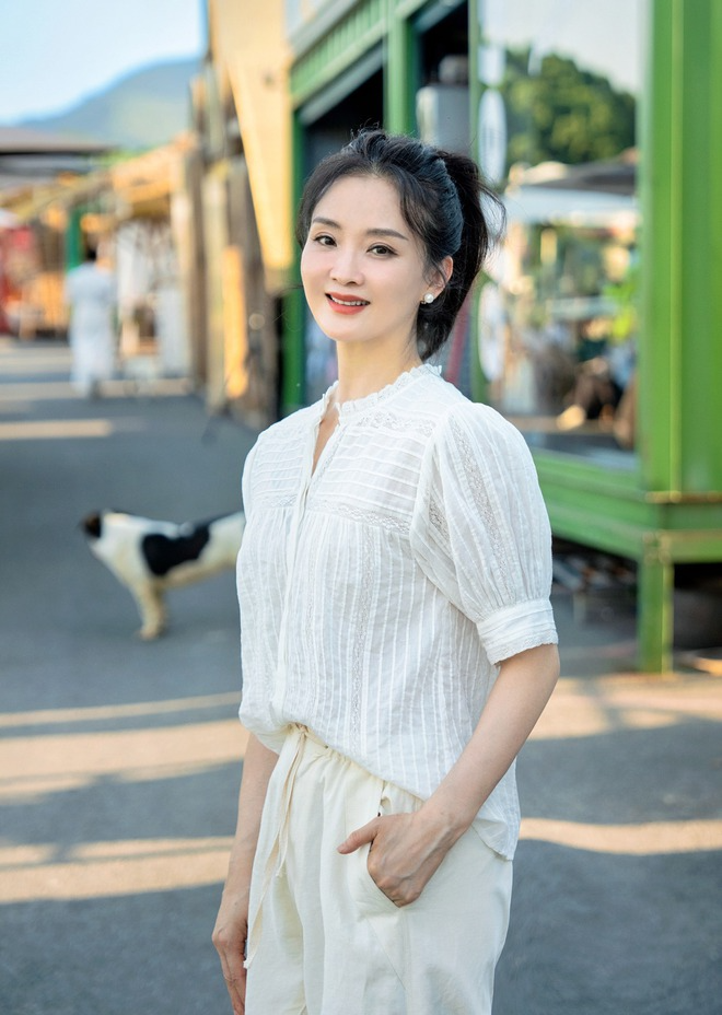 Mỹ nh&acirc;n Ho&agrave;n Ch&acirc;u C&aacute;ch C&aacute;ch quỳ xuống rửa ch&acirc;n cho mẹ chồng qu&yacute; tộc, nai lưng trả nợ 4.000 tỷ cho chồng đại gia- Ảnh 6.