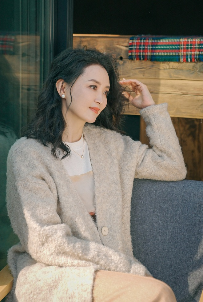 Mỹ nh&acirc;n Ho&agrave;n Ch&acirc;u C&aacute;ch C&aacute;ch quỳ xuống rửa ch&acirc;n cho mẹ chồng qu&yacute; tộc, nai lưng trả nợ 4.000 tỷ cho chồng đại gia- Ảnh 8.