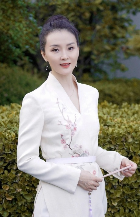 Mỹ nh&acirc;n Ho&agrave;n Ch&acirc;u C&aacute;ch C&aacute;ch quỳ xuống rửa ch&acirc;n cho mẹ chồng qu&yacute; tộc, nai lưng trả nợ 4.000 tỷ cho chồng đại gia- Ảnh 9.