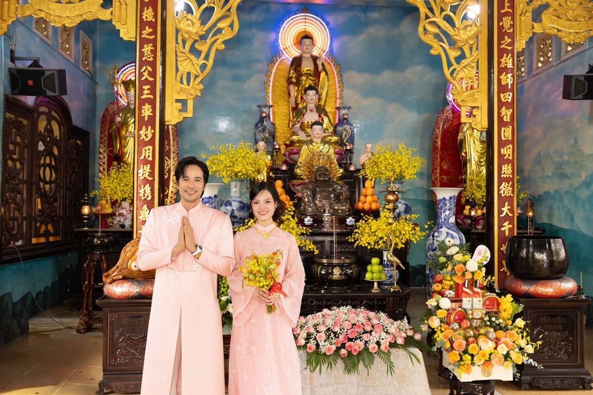 Vợ k&eacute;m 16 tuổi n&oacute;i thẳng về cuộc sống vợ chồng son với nam diễn vi&ecirc;n nổi tiếng: "C&aacute;i nết kỳ lắm"- Ảnh 1.