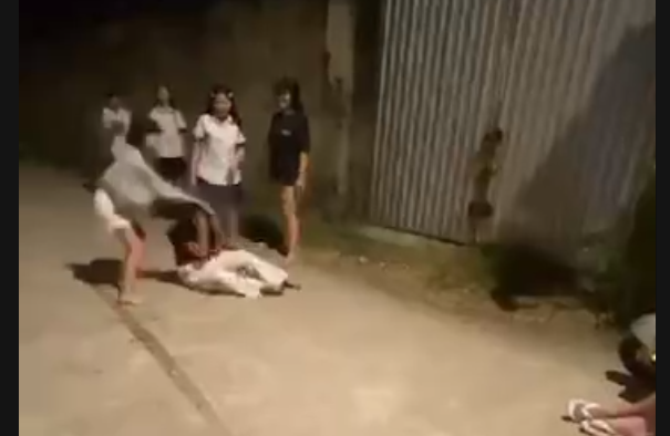 Clip nh&oacute;m người h&agrave;nh hung nữ học sinh trung học ở H&oacute;c M&ocirc;n g&acirc;y bức x&uacute;c- Ảnh 2.