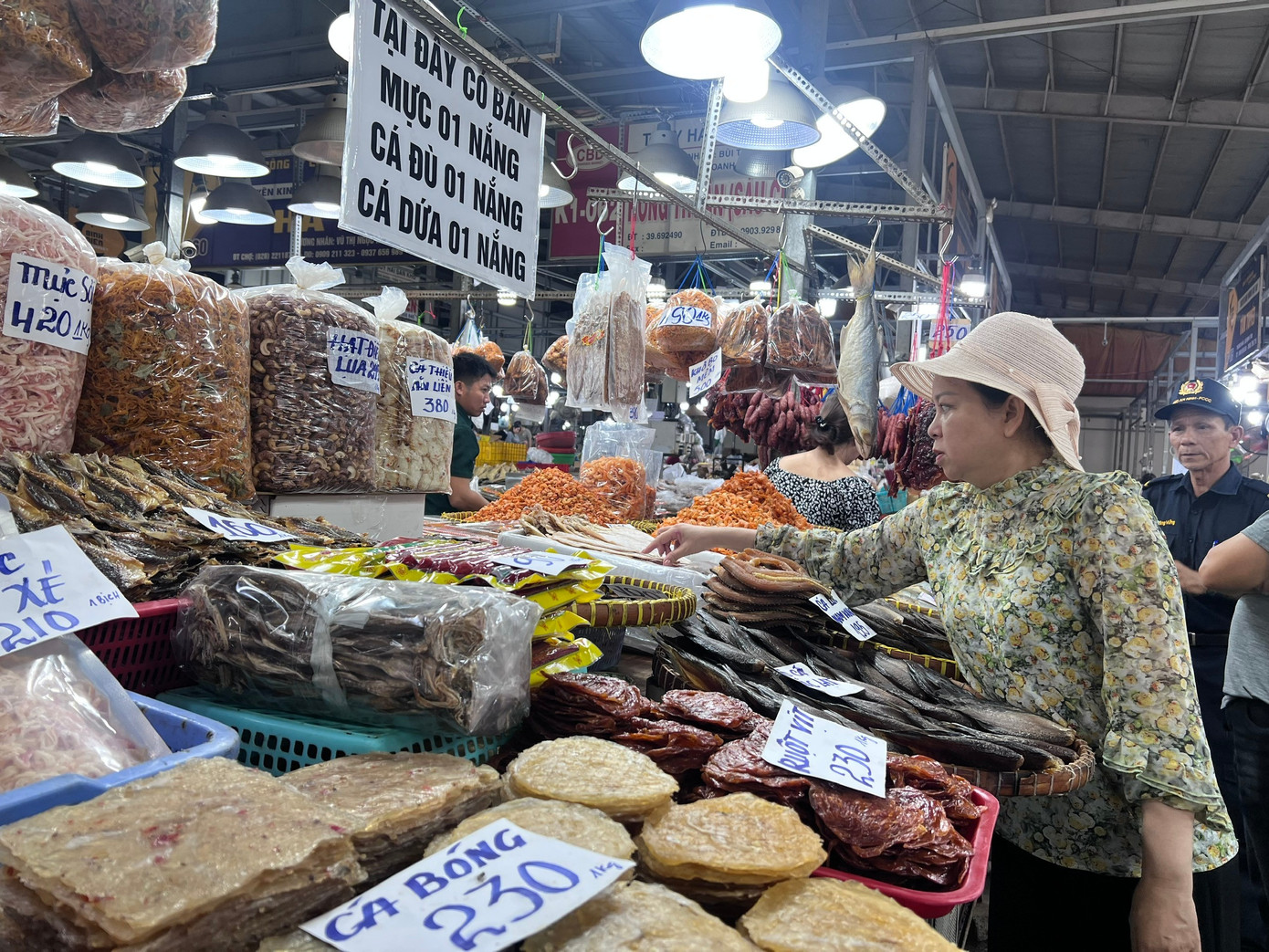 Săn c&aacute;, t&ocirc;m gi&aacute; 'rẻ kh&ocirc;ng tưởng' ở thủ phủ đồ kh&ocirc; S&agrave;i th&agrave;nh- Ảnh 5.