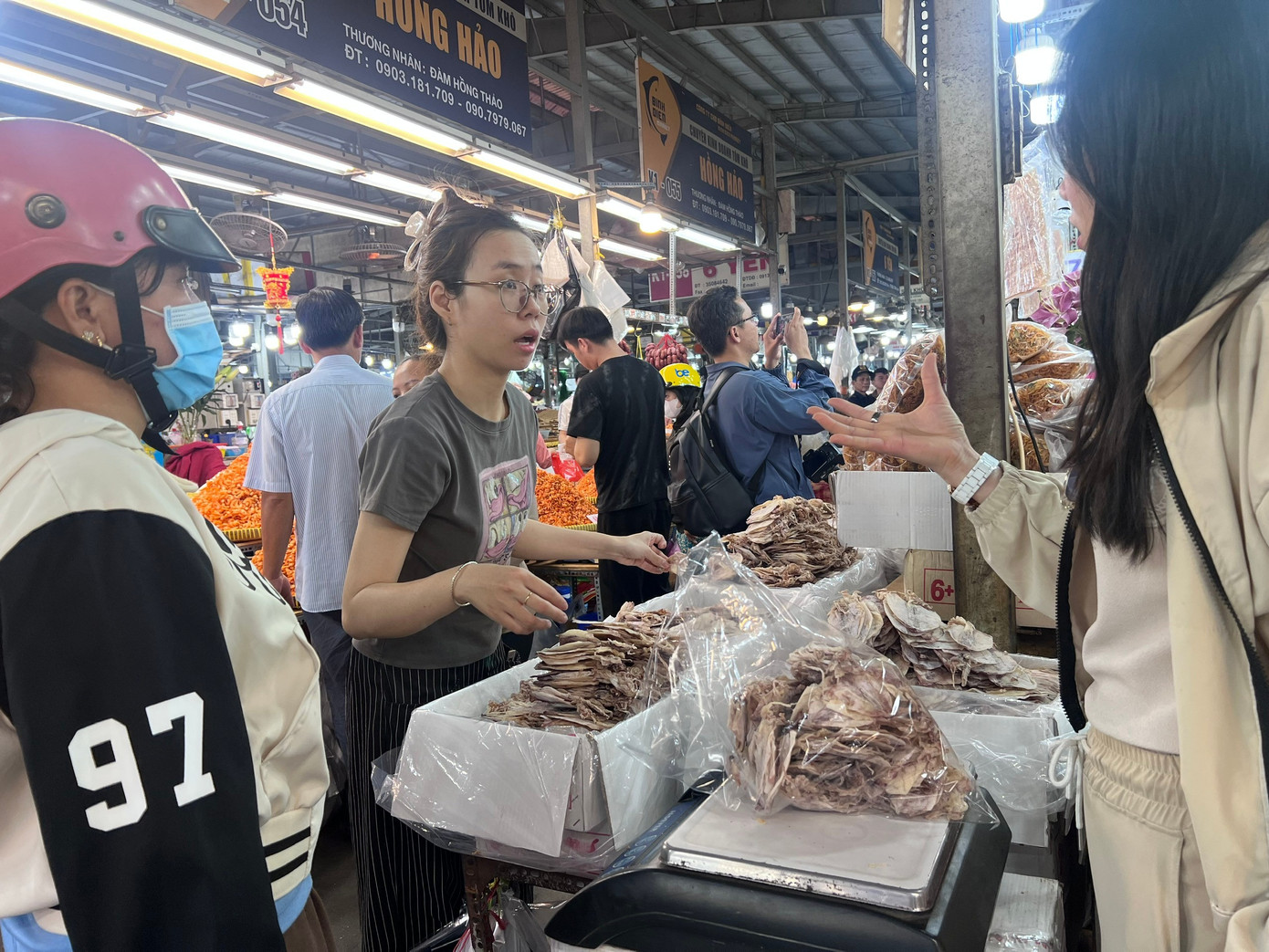 Săn c&aacute;, t&ocirc;m gi&aacute; 'rẻ kh&ocirc;ng tưởng' ở thủ phủ đồ kh&ocirc; S&agrave;i th&agrave;nh- Ảnh 1.