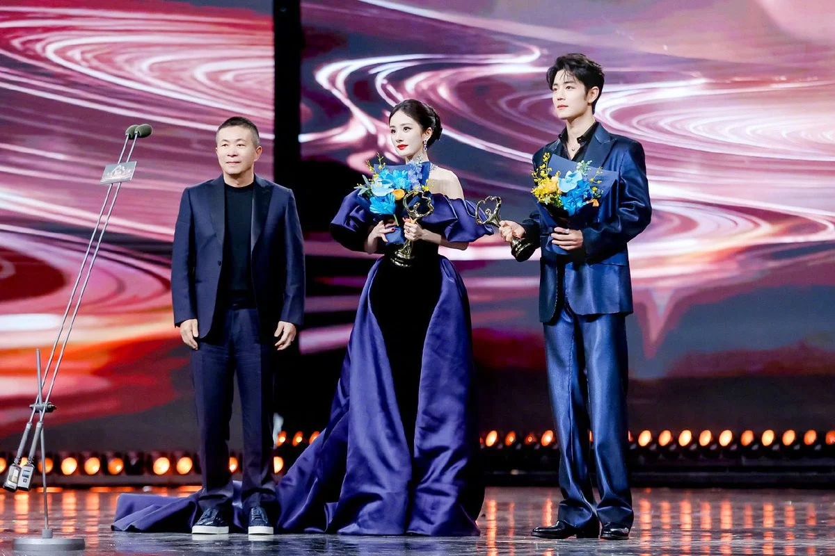 Tiếng g&agrave;o th&eacute;t b&ocirc;i nhọ Dương Mịch giữa lễ trao giải khiến 60 triệu người sốc nặng- Ảnh 1.