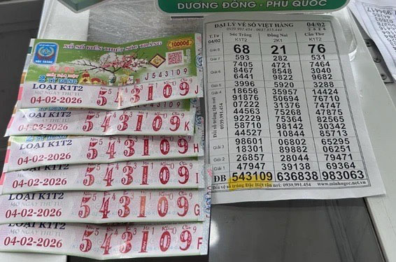 Nam shipper mua v&eacute; số ủng hộ người b&aacute;n, bất ngờ đổi đời trước thềm năm mới: Tiền thưởng "khủng" cỡ n&agrave;o?- Ảnh 1.