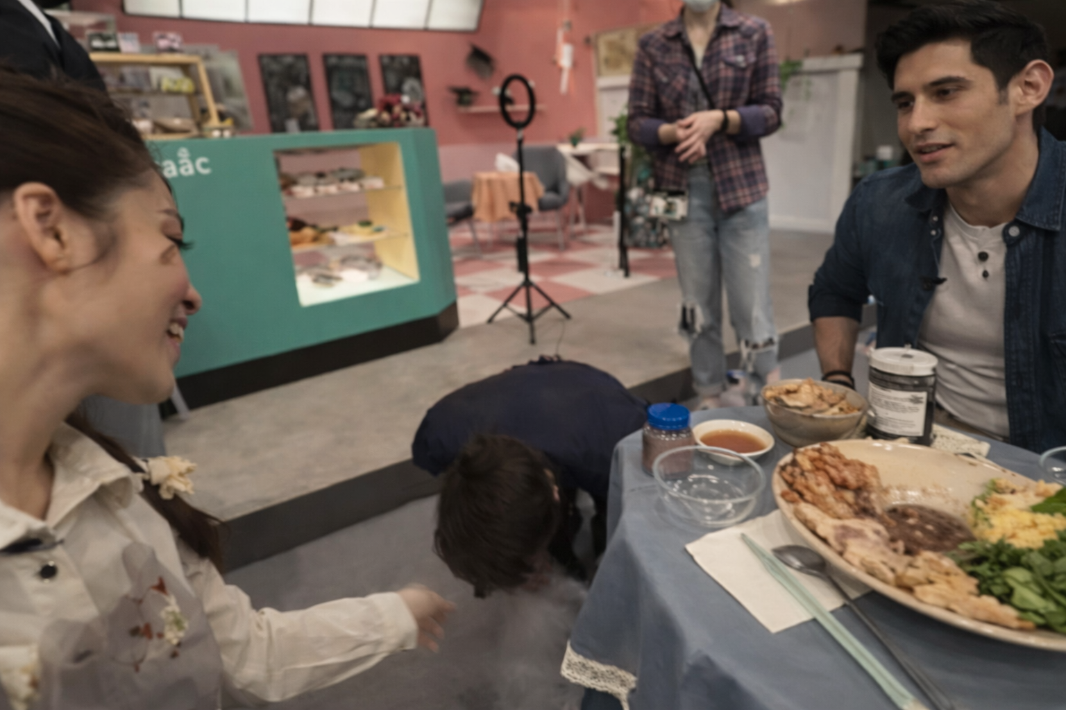 Hai anh T&acirc;y muốn thử m&oacute;n b&uacute;n đậu mắm t&ocirc;m "quốc hồn quốc t&uacute;y" của người Việt, chịu đ&oacute;i nửa ng&agrave;y vẫn chưa gọi xong- Ảnh 2.