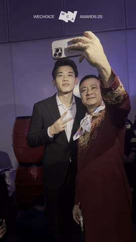 Đ&igrave;nh Bắc l&agrave;m g&igrave; m&agrave; khiến d&acirc;n mạng rần rần dưới b&agrave;i đăng của NSND Tự Long sau WeChoice Awards 2025?- Ảnh 1.