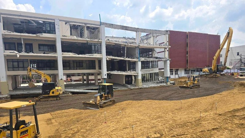 Kinh ho&agrave;ng trước bệnh viện: 