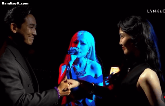 Cặp sao Việt lệch nhau 29 tuổi vẫn đẹp đ&ocirc;i đi&ecirc;n đảo, nh&igrave;n nhau nửa gi&acirc;y cũng đủ viết 1000 trang ng&ocirc;n t&igrave;nh- Ảnh 2.