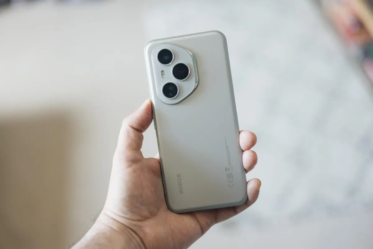 Vượt cả Apple, Samsung, h&atilde;ng điện thoại Trung Quốc "&iacute;t tiếng tăm" bất ngờ l&ecirc;n số 1 thế giới: Người Việt quen mặt- Ảnh 1.