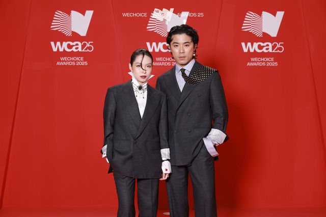 Hạnh phúc "bể màn hình" trên thảm đỏ HOT đầu năm 2026: Lộ diện cặp đôi có kiểu "lò vi sóng lạ nhất lịch sử"- Ảnh 1.