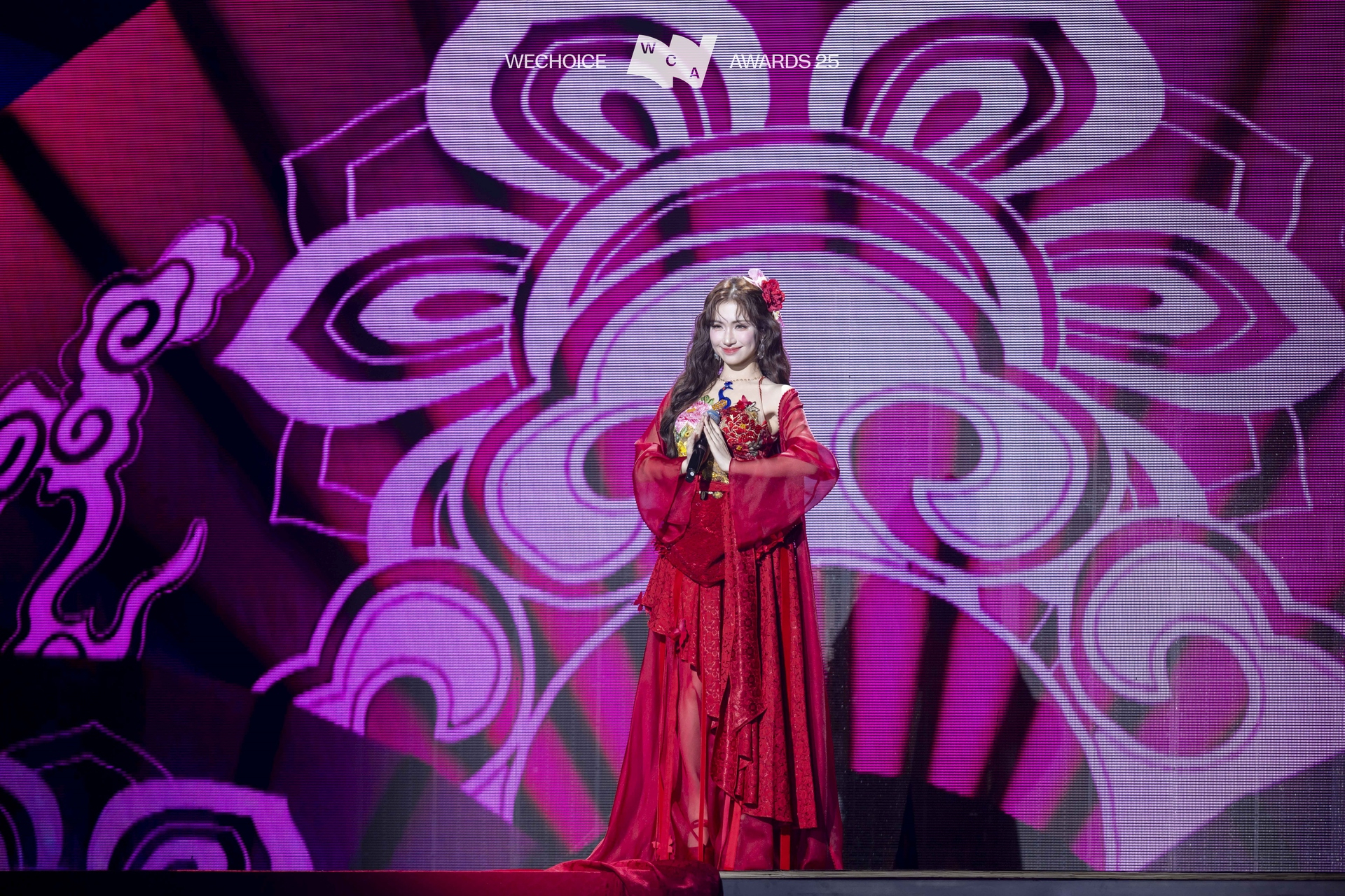 H&agrave;nh động tinh tế của H&ograve;a Minzy khi nhận giải Top 21 Nh&acirc;n vật truyền cảm hứng tại WeChoice Awards 2025- Ảnh 3.