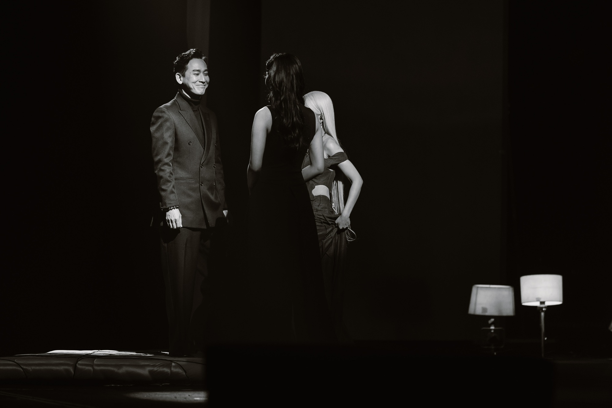 Cặp sao Việt lệch nhau 29 tuổi vẫn đẹp đ&ocirc;i đi&ecirc;n đảo, nh&igrave;n nhau nửa gi&acirc;y cũng đủ viết 1000 trang ng&ocirc;n t&igrave;nh- Ảnh 3.