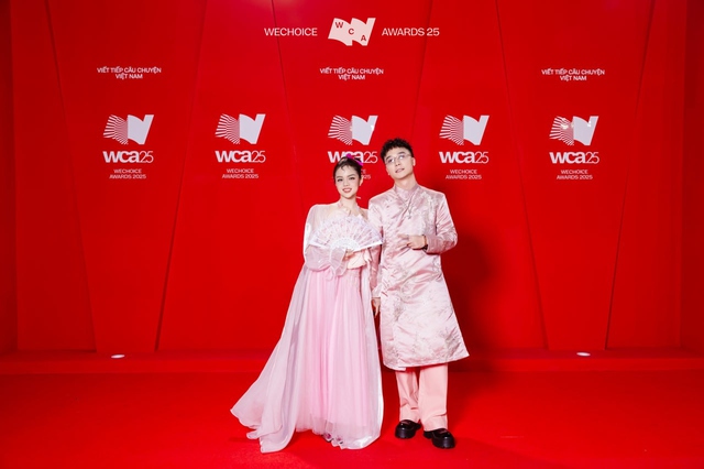 Hạnh phúc "bể màn hình" trên thảm đỏ HOT đầu năm 2026: Lộ diện cặp đôi có kiểu "lò vi sóng lạ nhất lịch sử"- Ảnh 7.