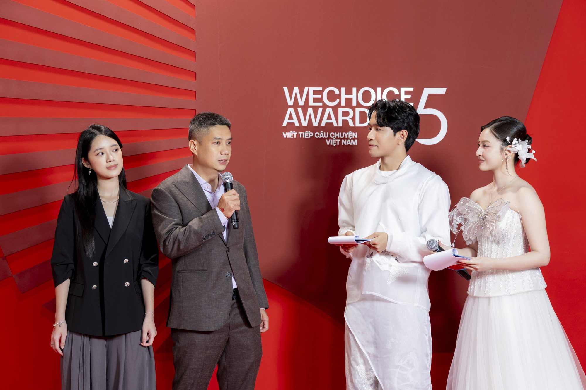 Con trai HLV Mai Đức Chung x&uacute;c động khi thay bố nhận danh hiệu Đại sứ truyền cảm hứng WeChoice Awards 2025- Ảnh 3.