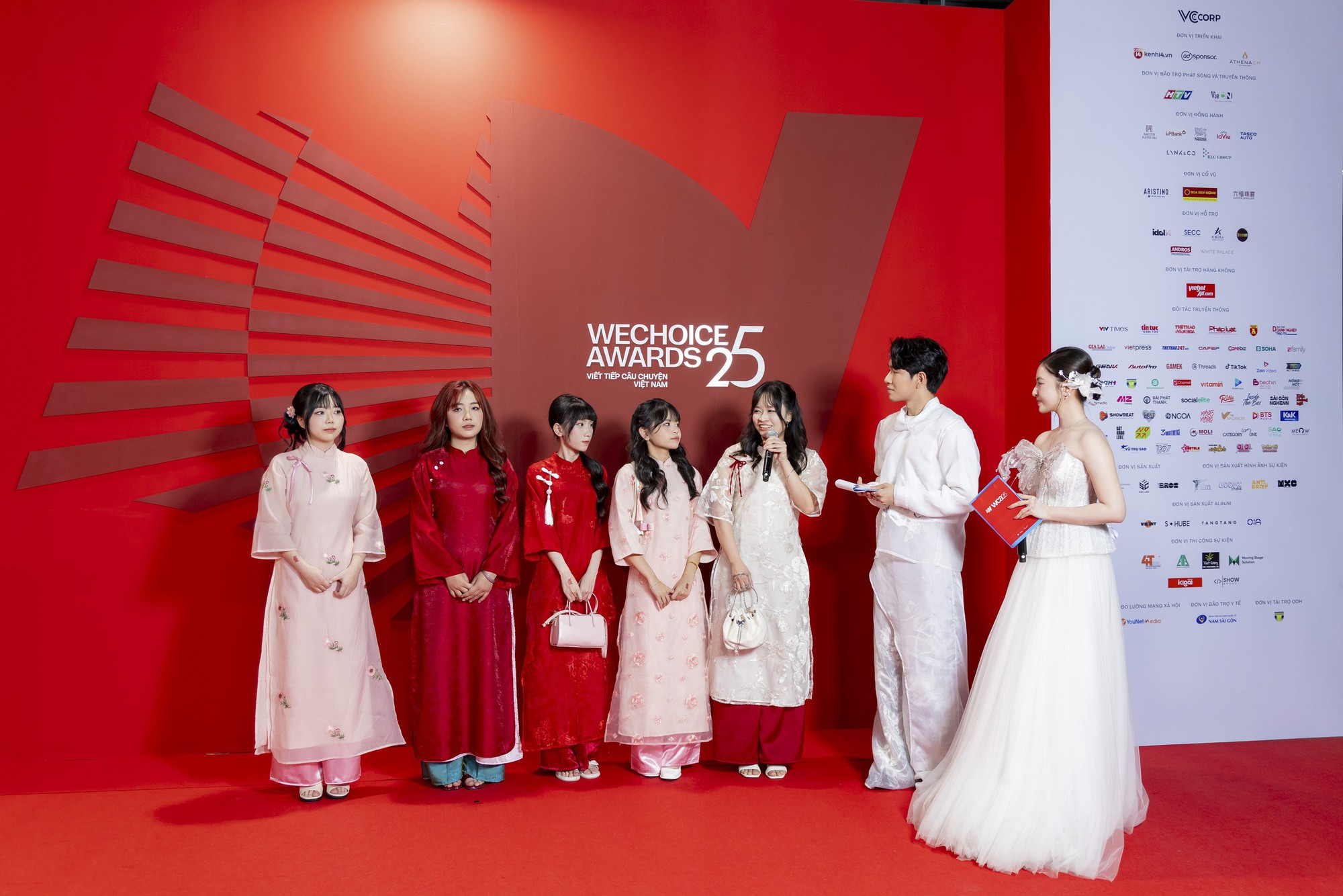 Bỏ &aacute;o đấu mặc &aacute;o d&agrave;i, c&aacute;c c&ocirc; g&aacute;i v&agrave;ng Li&ecirc;n Qu&acirc;n Mobile tuy&ecirc;n bố một c&acirc;u 