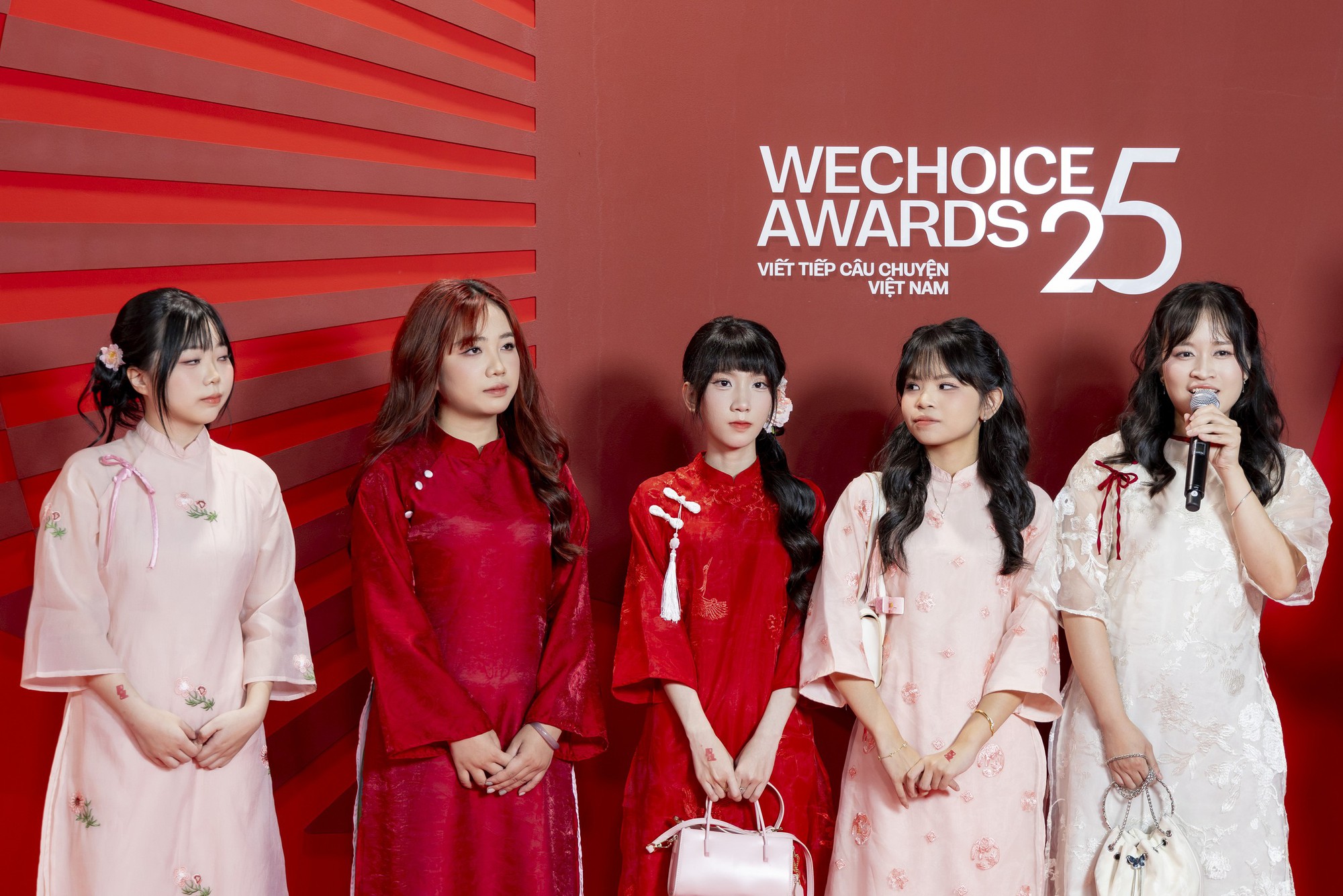 Nhan sắc đội tuyển nữ Li&ecirc;n Qu&acirc;n Mobile "đốn tim" thảm đỏ WeChoice, vinh dự lọt Top 10 Nh&acirc;n vật truyền cảm hứng 2025- Ảnh 5.