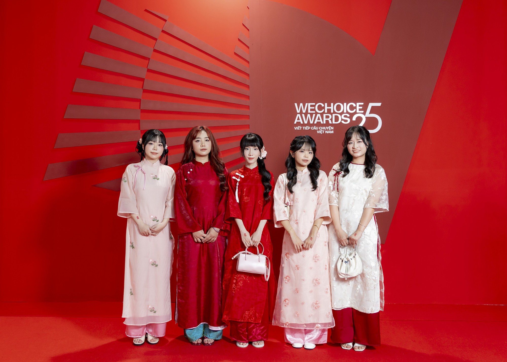 Nhan sắc đội tuyển nữ Li&ecirc;n Qu&acirc;n Mobile "đốn tim" thảm đỏ WeChoice, vinh dự lọt Top 10 Nh&acirc;n vật truyền cảm hứng 2025- Ảnh 1.