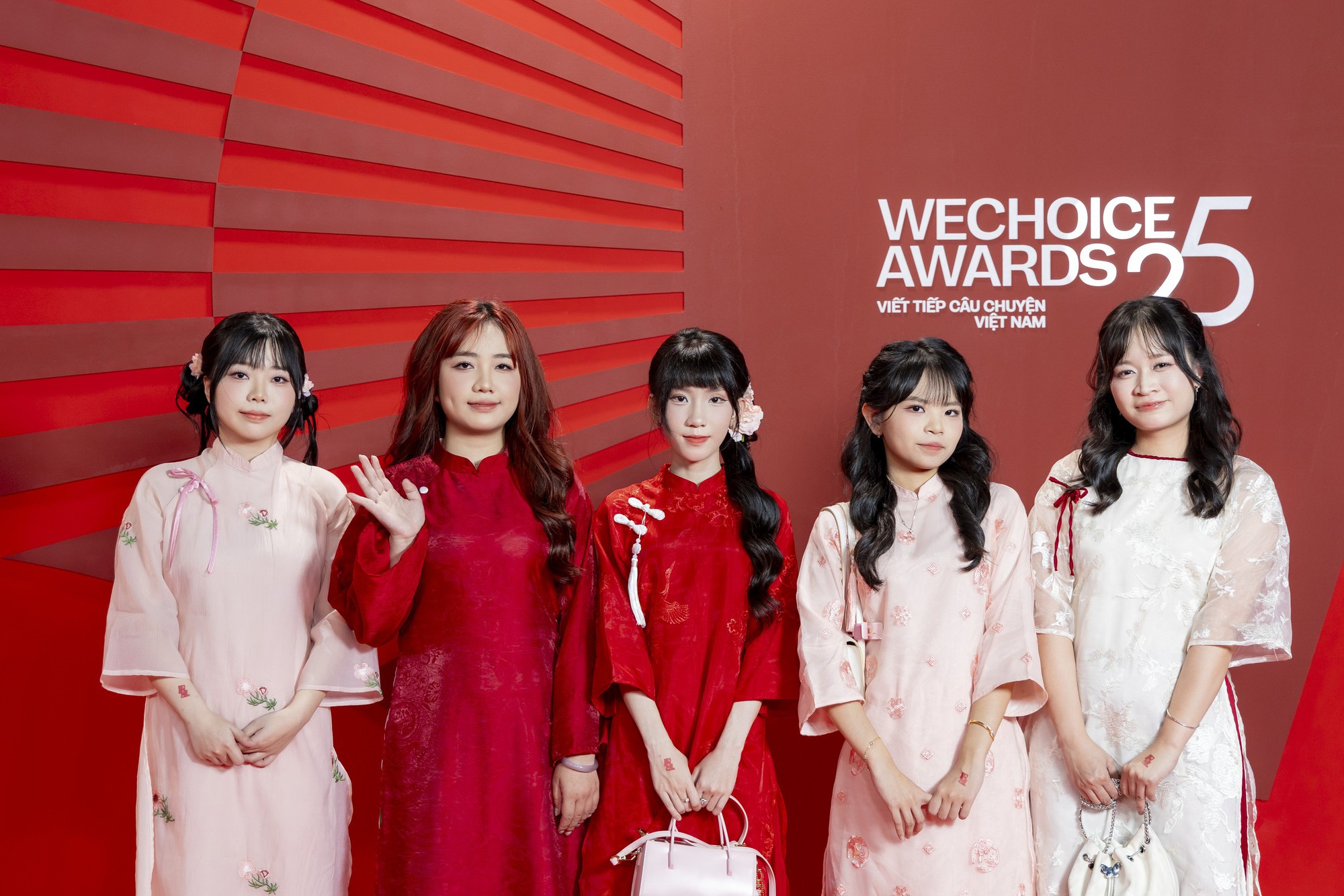 Bỏ &aacute;o đấu mặc &aacute;o d&agrave;i, c&aacute;c c&ocirc; g&aacute;i v&agrave;ng Li&ecirc;n Qu&acirc;n Mobile tuy&ecirc;n bố một c&acirc;u 