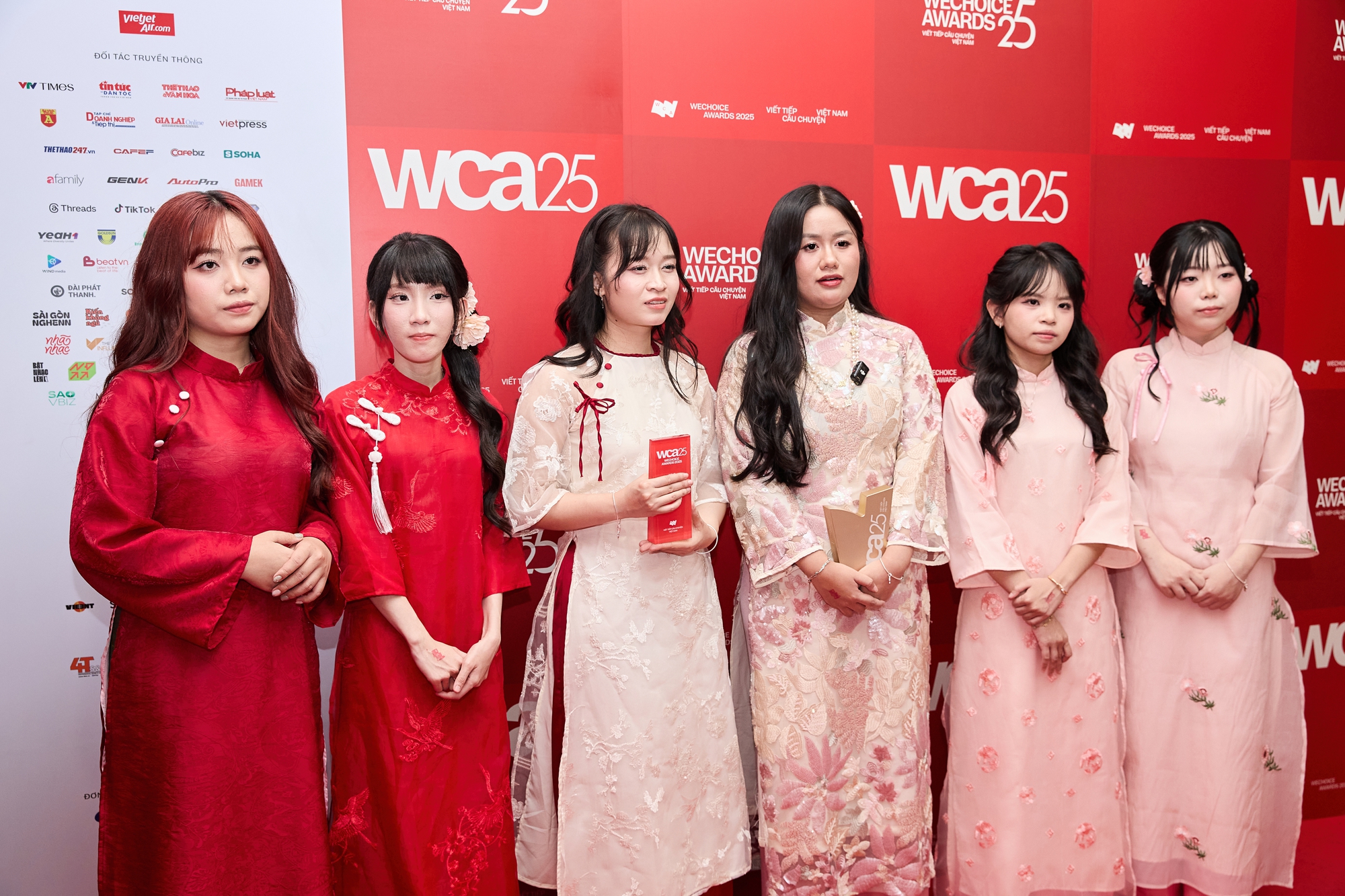 Bỏ &aacute;o đấu mặc &aacute;o d&agrave;i, c&aacute;c c&ocirc; g&aacute;i v&agrave;ng Li&ecirc;n Qu&acirc;n Mobile tuy&ecirc;n bố một c&acirc;u 