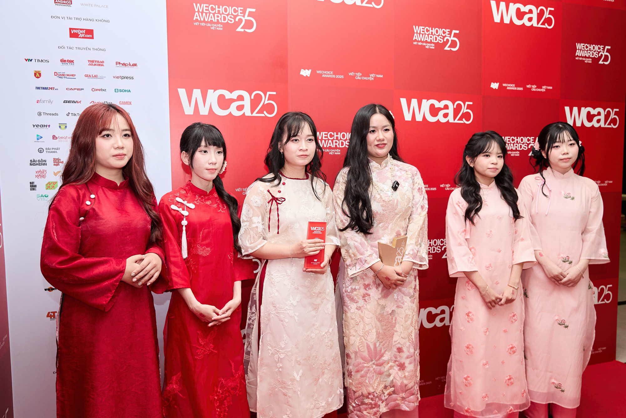 Bỏ &aacute;o đấu mặc &aacute;o d&agrave;i, c&aacute;c c&ocirc; g&aacute;i v&agrave;ng Li&ecirc;n Qu&acirc;n Mobile tuy&ecirc;n bố một c&acirc;u 