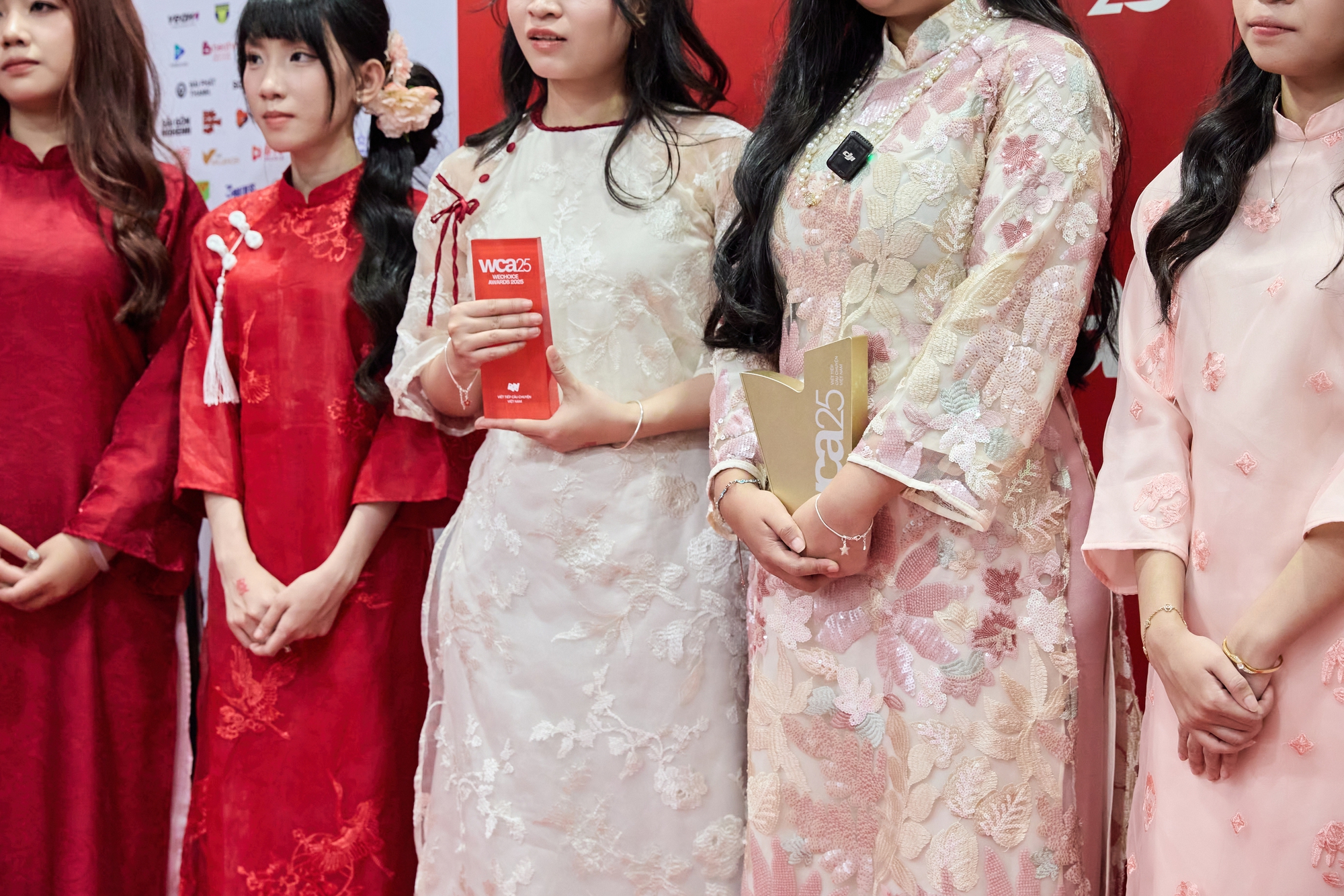 Nhan sắc đội tuyển nữ Li&ecirc;n Qu&acirc;n Mobile "đốn tim" thảm đỏ WeChoice, vinh dự lọt Top 10 Nh&acirc;n vật truyền cảm hứng 2025- Ảnh 6.