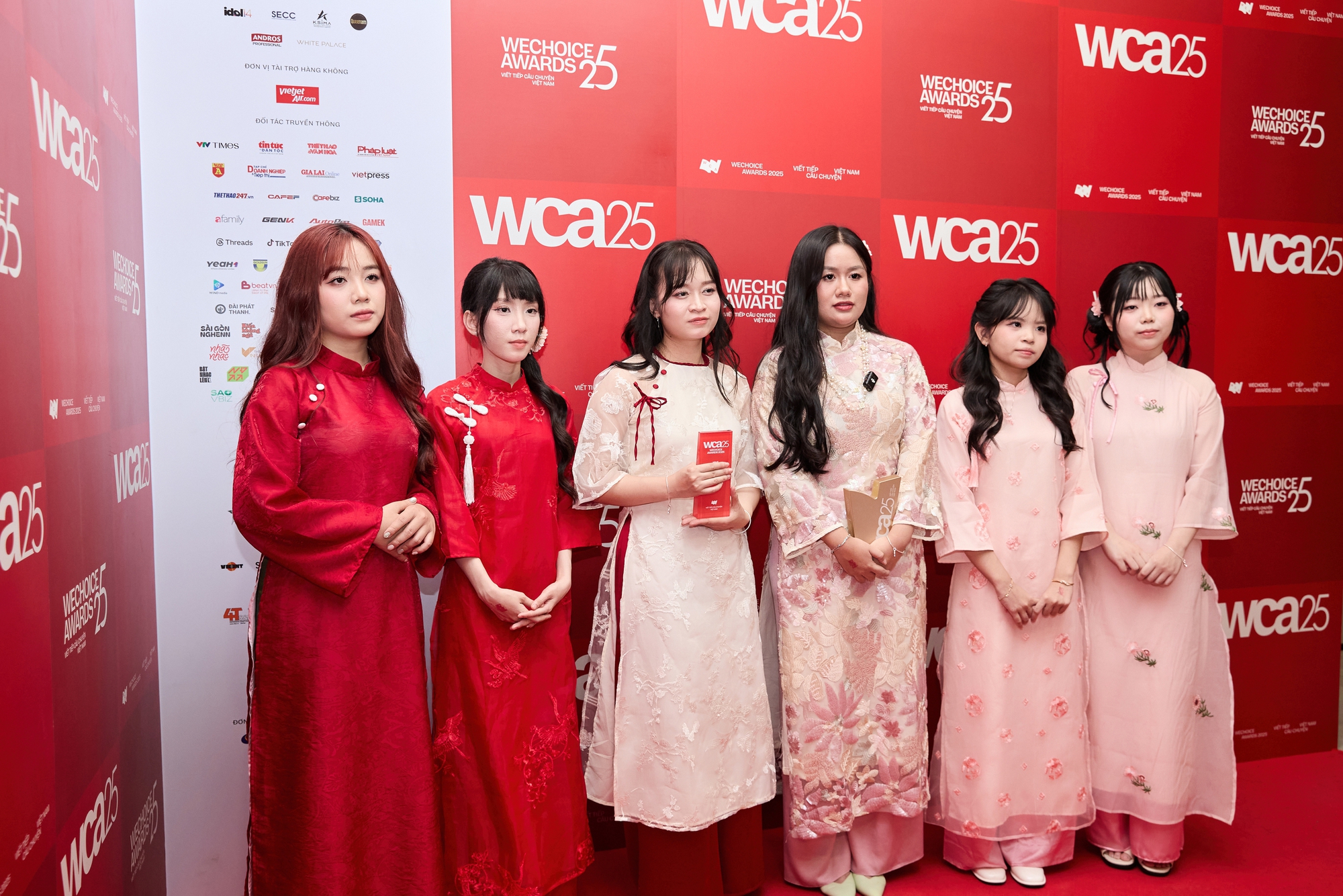Nhan sắc đội tuyển nữ Li&ecirc;n Qu&acirc;n Mobile "đốn tim" thảm đỏ WeChoice, vinh dự lọt Top 10 Nh&acirc;n vật truyền cảm hứng 2025- Ảnh 4.