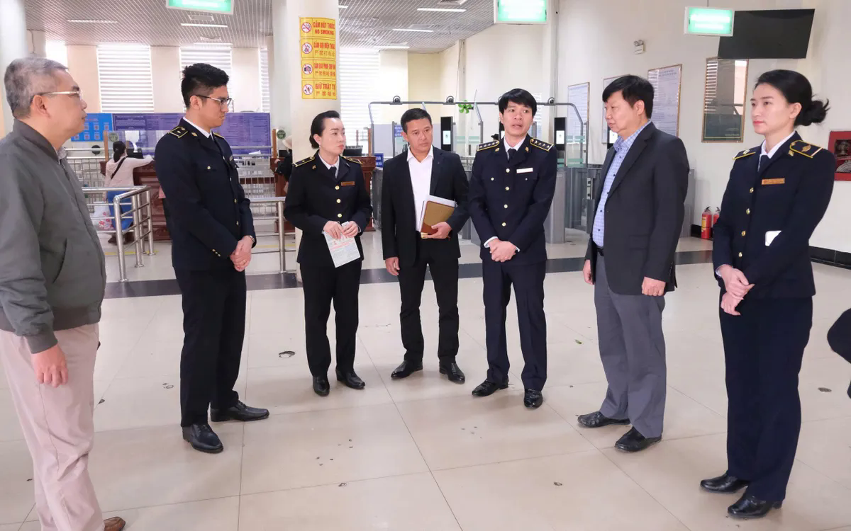 Đo&agrave;n c&ocirc;ng t&aacute;c kiểm tra c&ocirc;ng t&aacute;c gi&aacute;m s&aacute;t, ph&ograve;ng, chống dịch tại khu vực xuất nhập cảnh cửa khẩu Quốc tế Hữu Nghị, tỉnh Lạng Sơn. Ảnh: Bộ Y tế