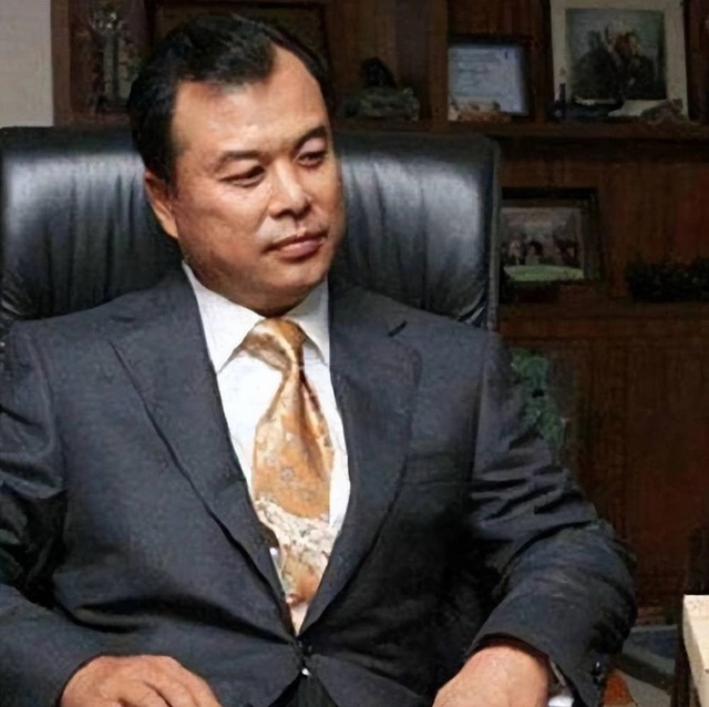 Mỹ nh&acirc;n Ho&agrave;n Ch&acirc;u C&aacute;ch C&aacute;ch quỳ xuống rửa ch&acirc;n cho mẹ chồng qu&yacute; tộc, nai lưng trả nợ 4.000 tỷ cho chồng đại gia- Ảnh 4.