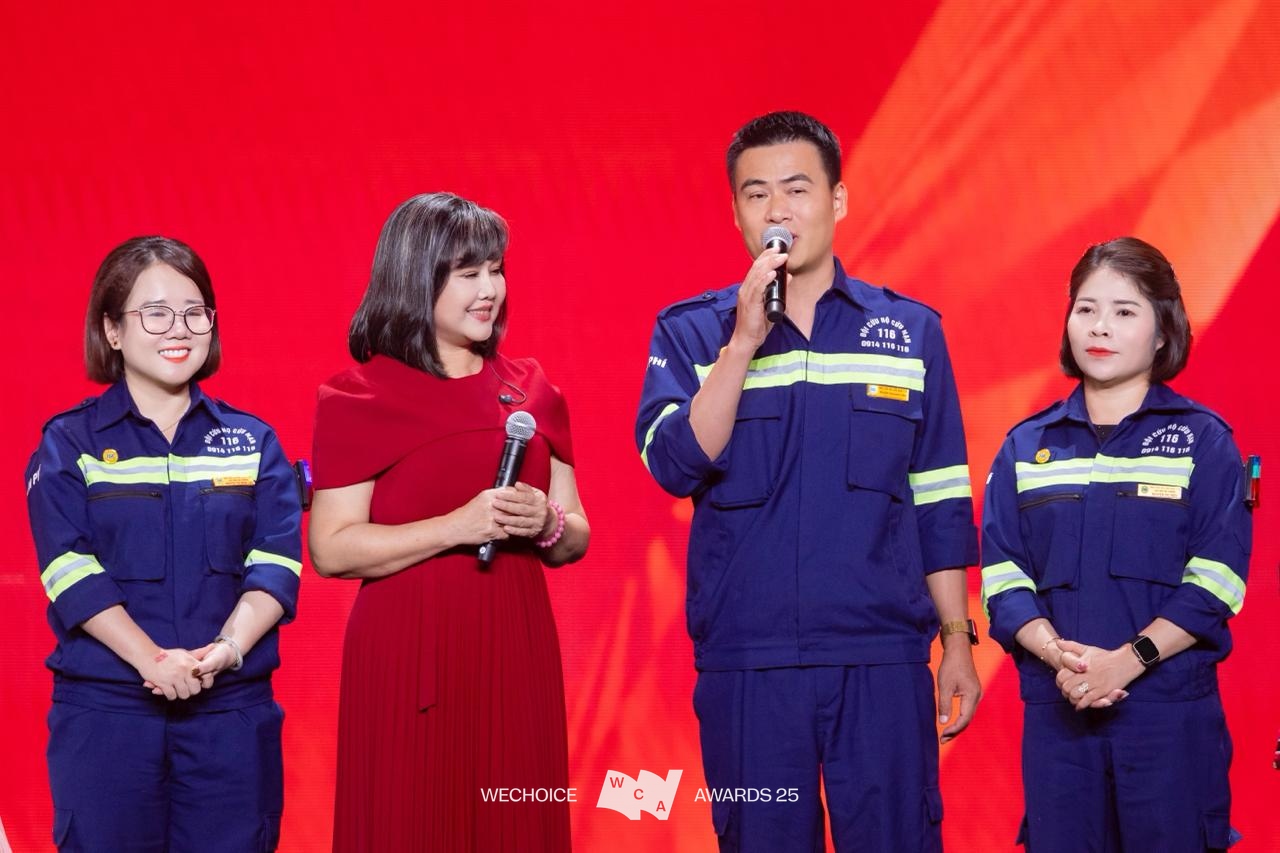 Đội cứu hộ 116 chia sẻ h&agrave;nh tr&igrave;nh x&uacute;c động tại Gala WeChoice 2025: "T&ocirc;i cũng từng bị ch&igrave;m ở biển"- Ảnh 1.