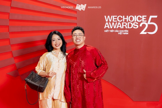 Hạnh phúc "bể màn hình" trên thảm đỏ HOT đầu năm 2026: Lộ diện cặp đôi có kiểu "lò vi sóng lạ nhất lịch sử"- Ảnh 3.